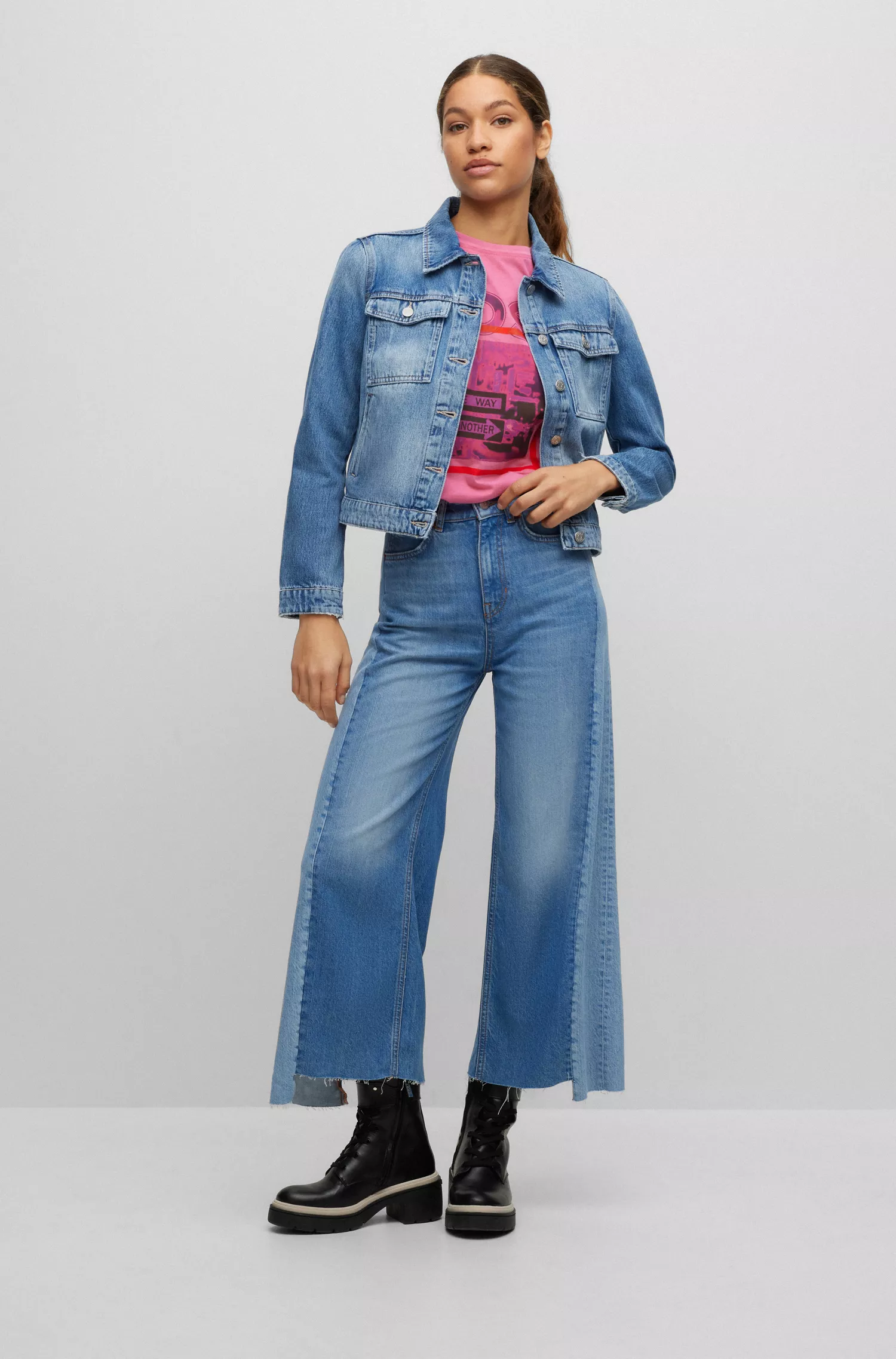 Calça jeans BOSS preta, corte reto, em denim bicolor azul.