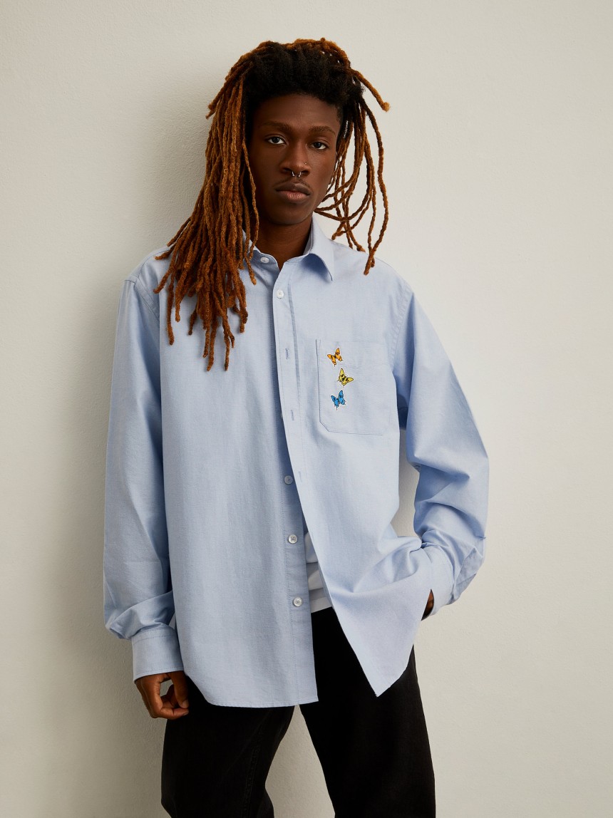 Camisa oxford com borboletas no bolso Lion x Killa
