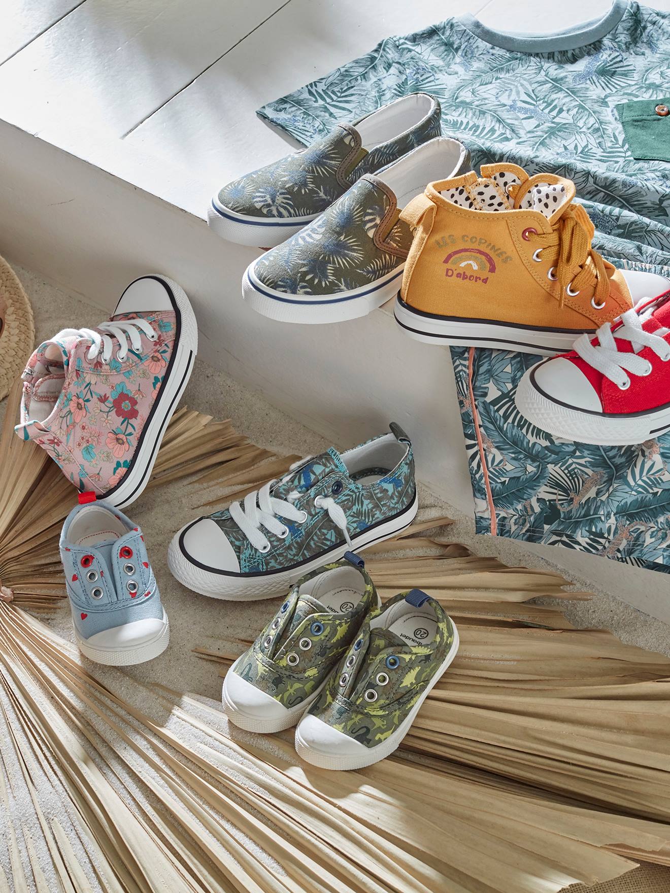 Tênis infantil masculino tamanho médio verde estampado com tiras elásticas de tecido.