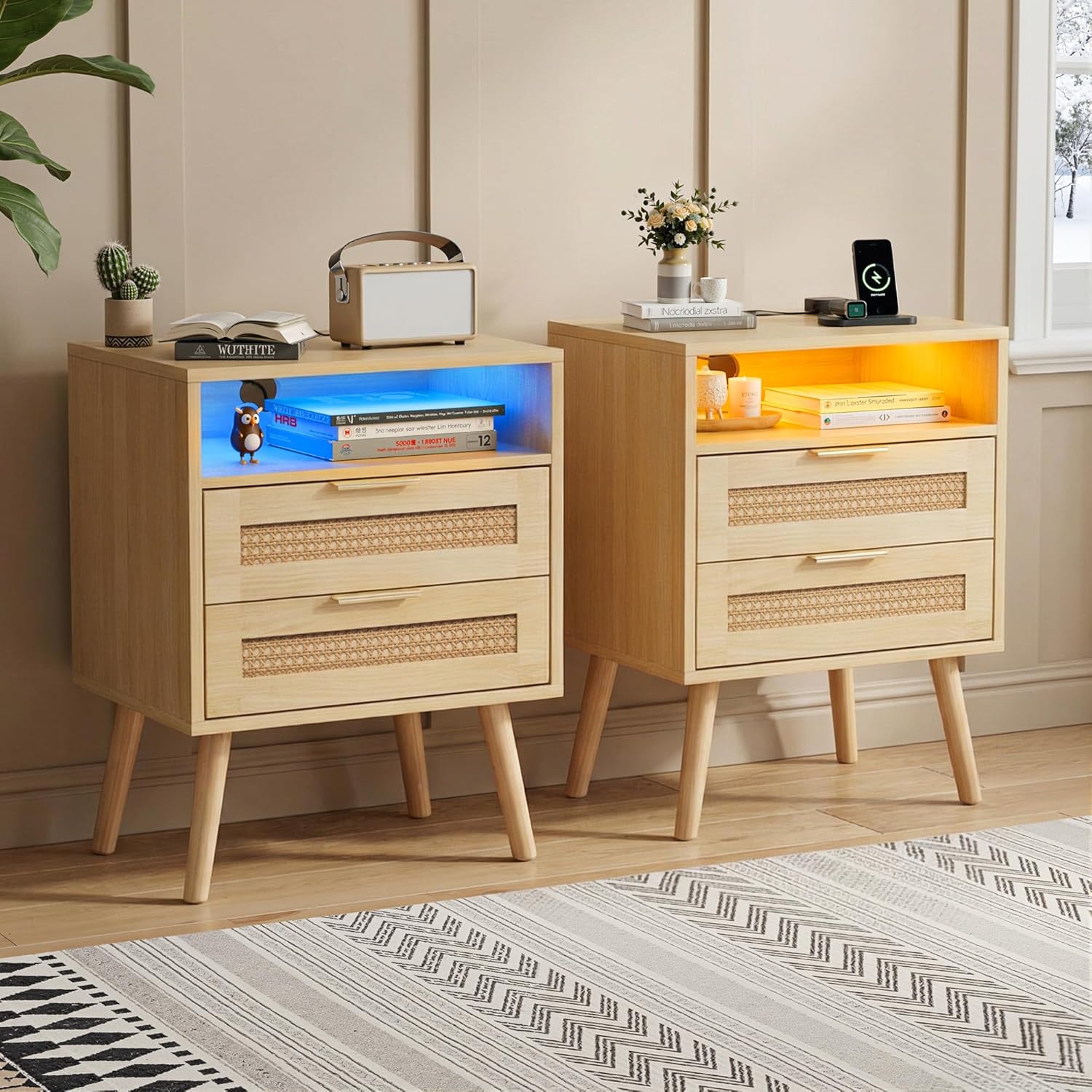 Rattan Nachttisch 2er Set, LED-Leuchten und Steckdosen, Farbverstellbar, Nachtschrank mit Offener Raum und 2 Rattanflechtung Schubladen, Massivholzbeine, Holznatur