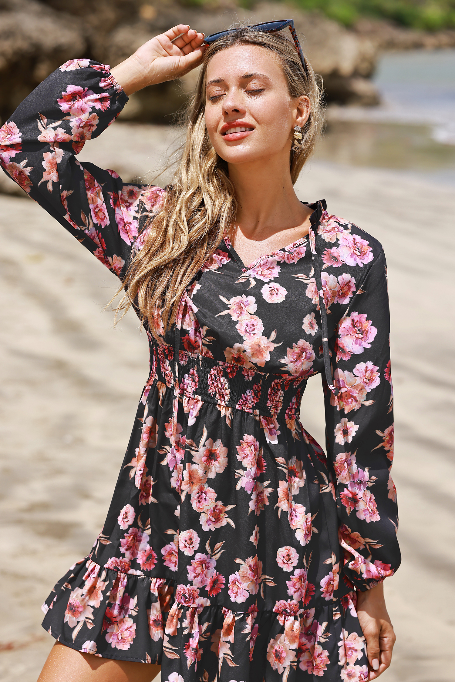 Robe avec col noué à volants et smocks