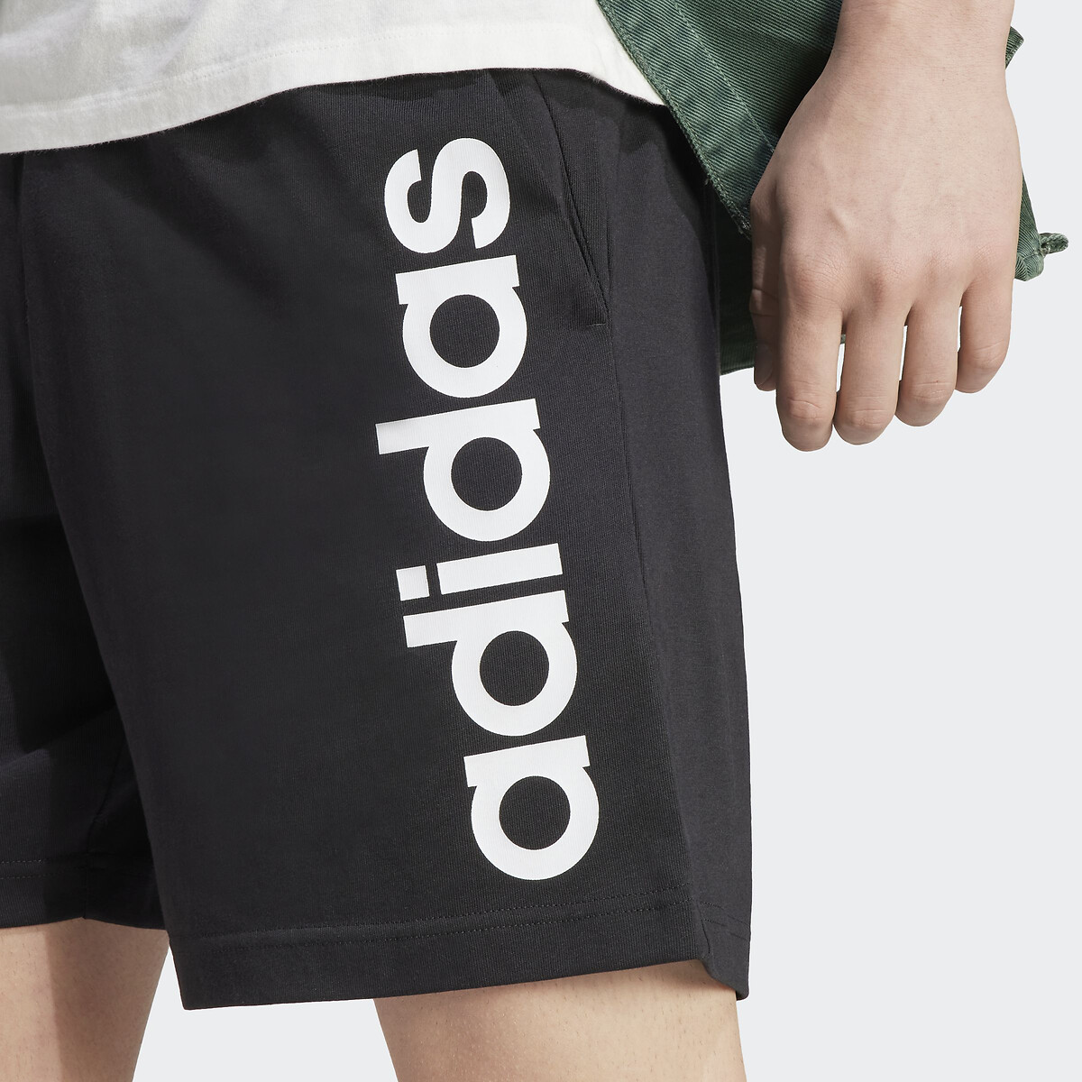 ADIDAS ROUPAS ESPORTIVAS<br>Shorts com logo vertical Aeroray Essentials