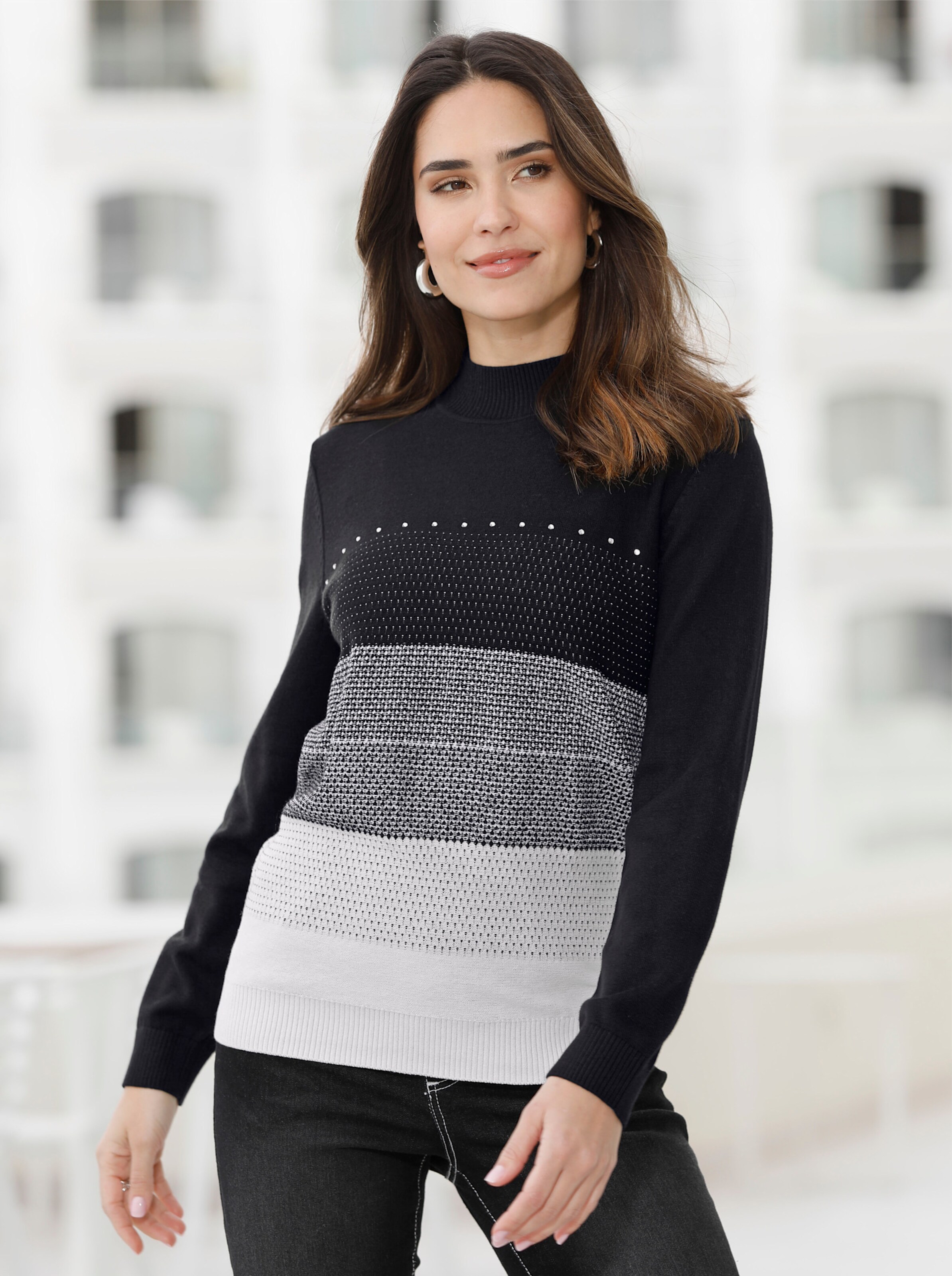 Stehkragenpullover mit glänzenden Ziersteinchen