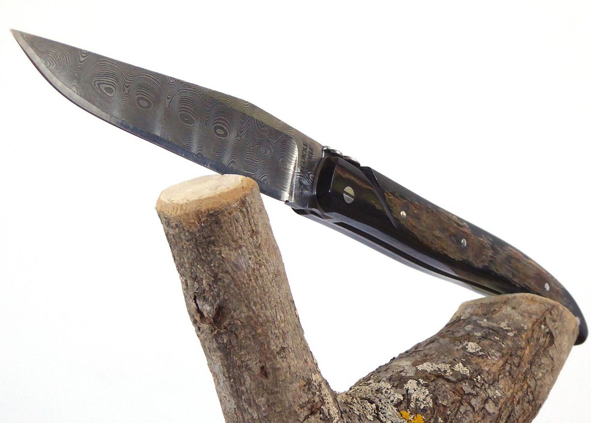 Couteau Laguiole avec une lame Damas et un manche en Corne de Bison