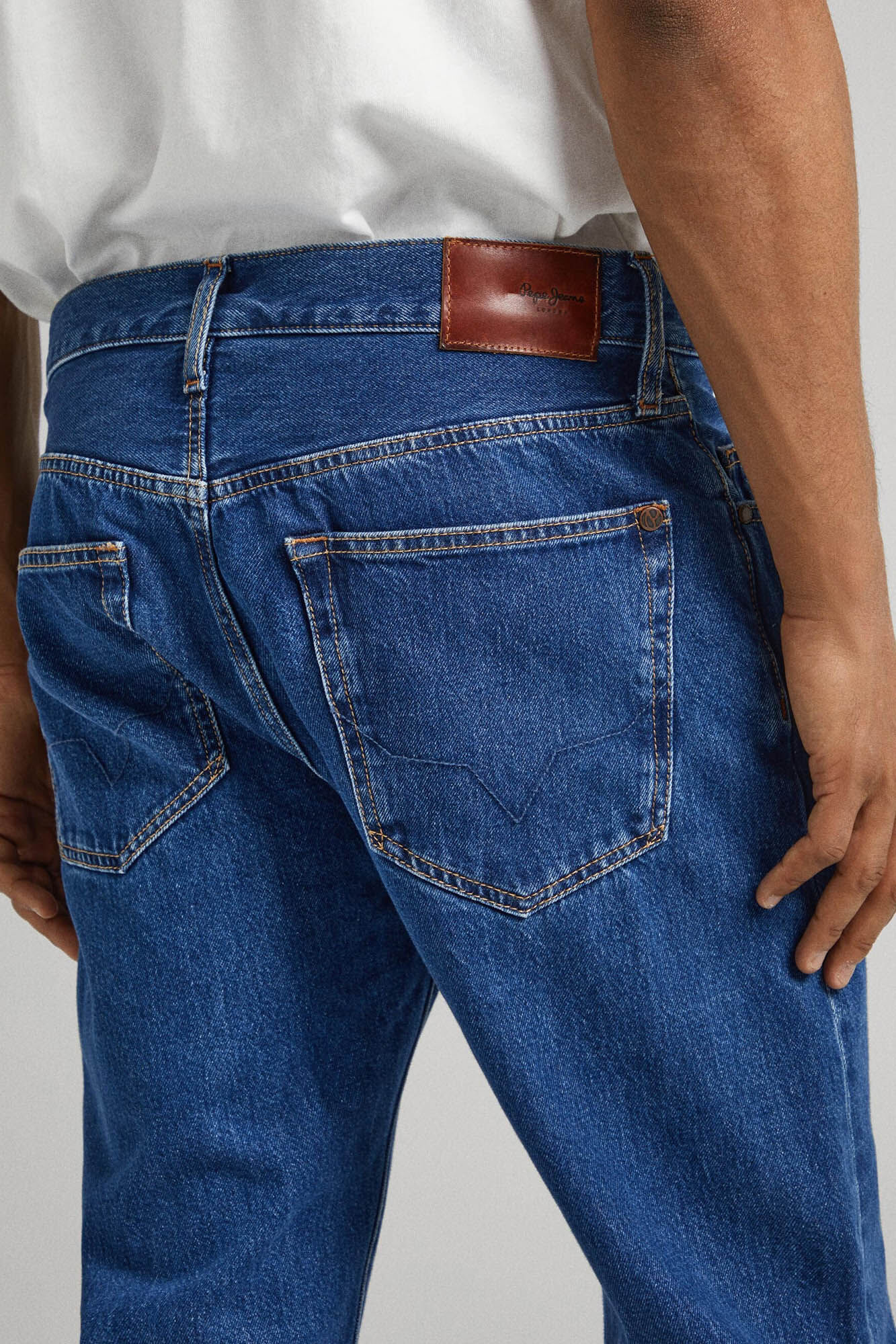 Calça jeans Byron, modelagem relaxada, cintura média.