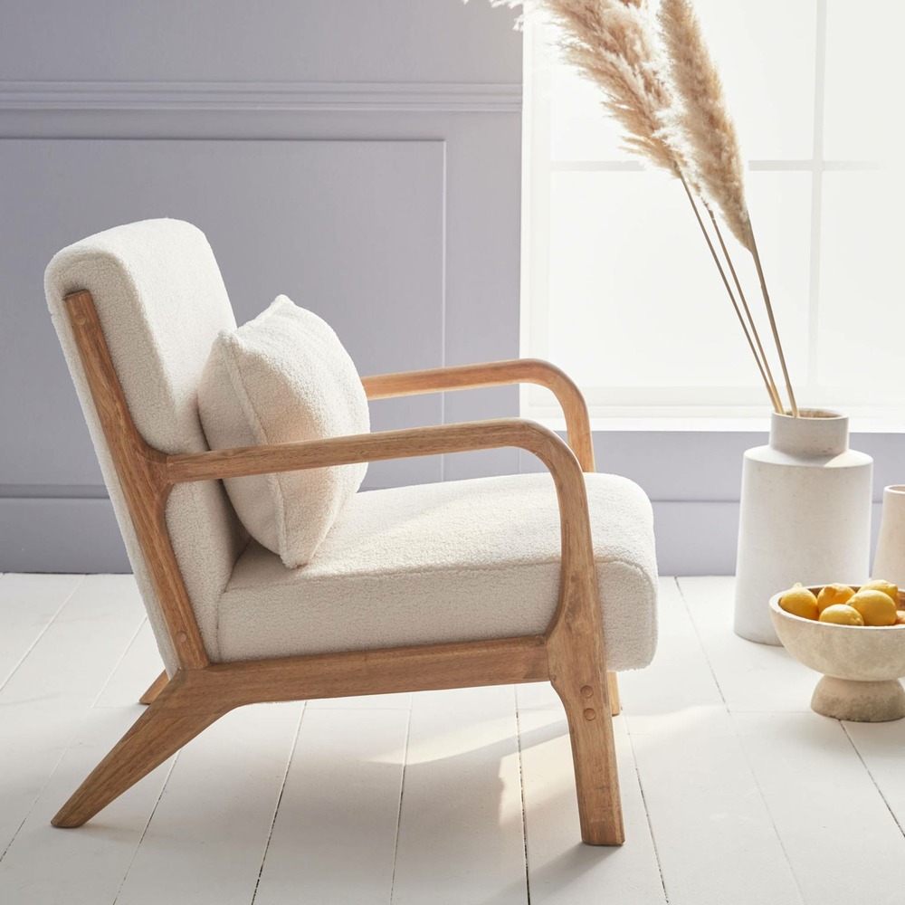 Fauteuil à bouclettes blanches. Bois et tissu. 1 place droit fixe. Pieds compas scandinave. Structure en bois solide. Assise
