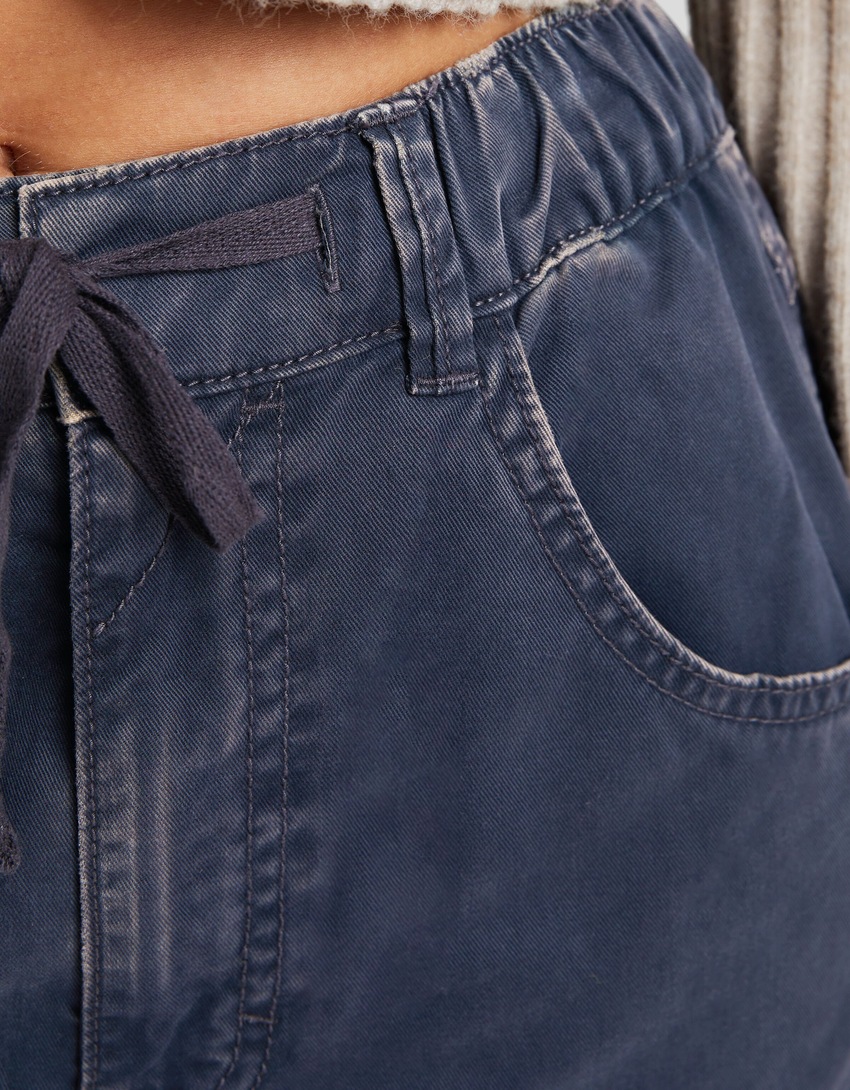 Calça jogger de algodão com cordão.
