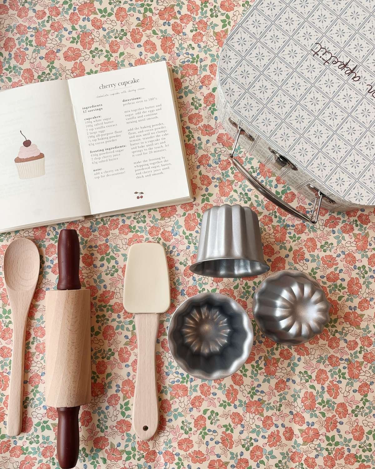 Bakesett i Tre + Kokebok – Bakeutstyr Barn | Madeleine Baking Set