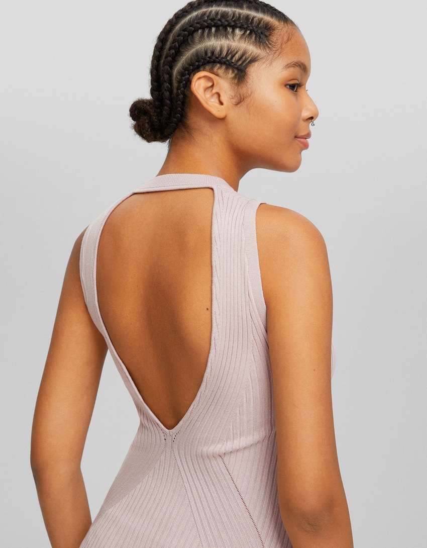 Vestido midi canelado de malha com costas abertas