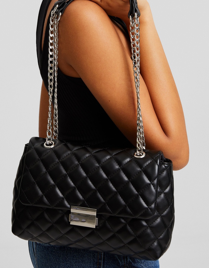 Bolsa transversal acolchoada com corrente.