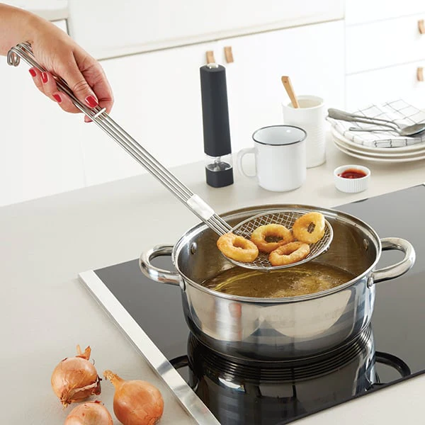 Lot friteuse traditionnelle, coupe-frites et araignée à friture
