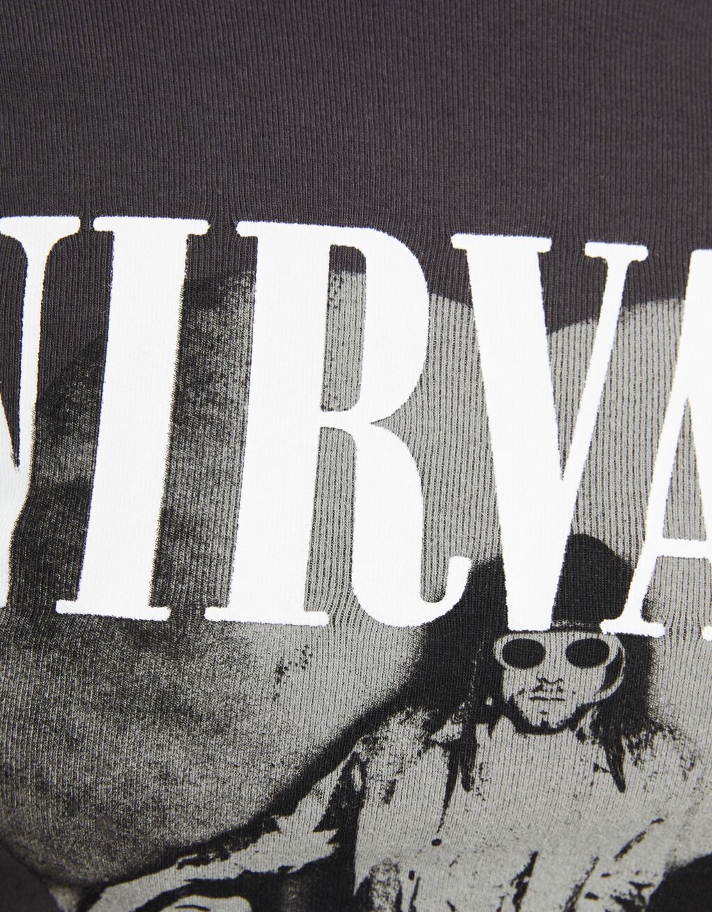 Camiseta Nirvana de manga comprida e costas abertas com estampa.