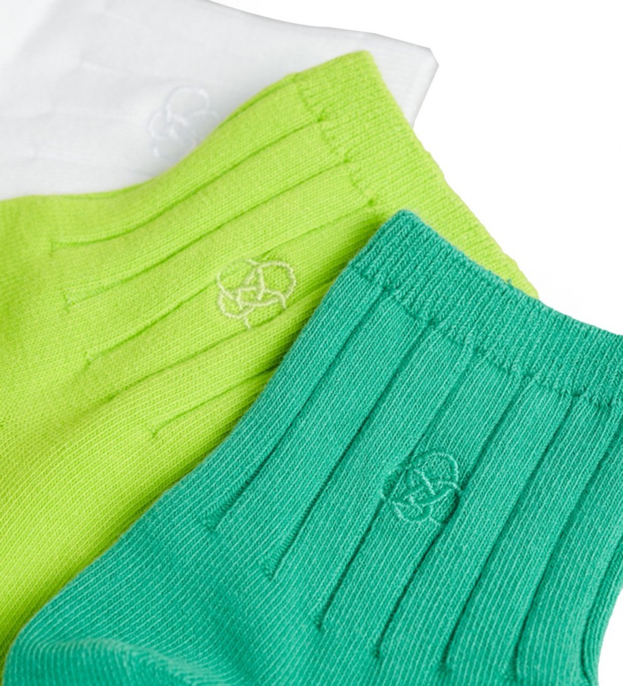 Superdry, pacote com 3 pares de meias cano curto, brancas e verdes.