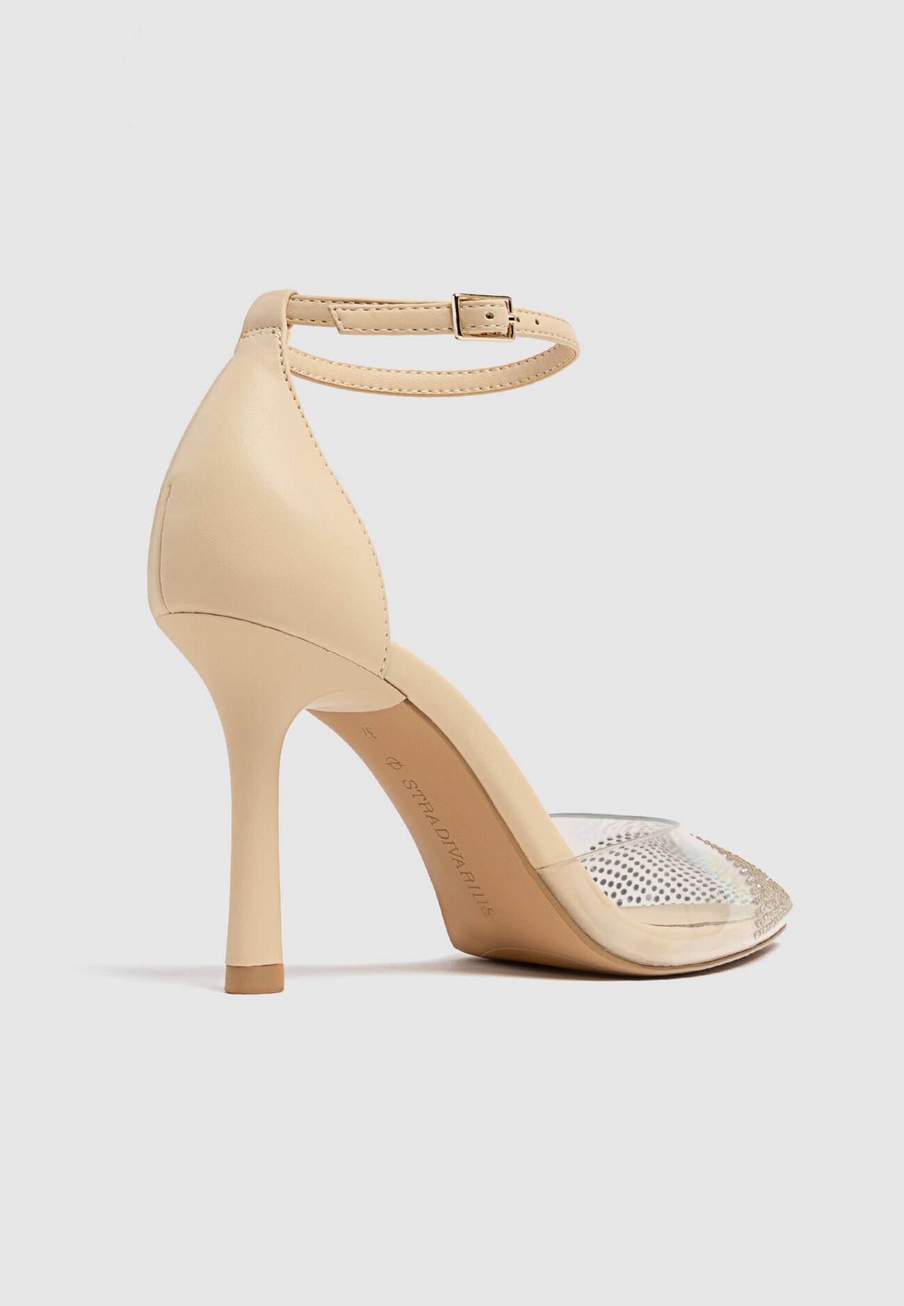 Sapatos de salto alto em vinil com aplicações