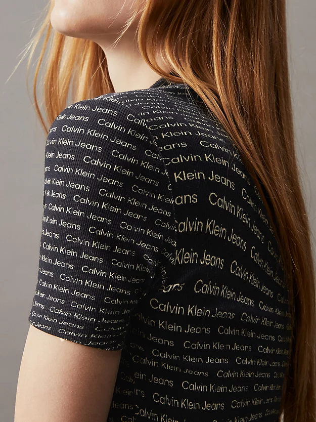 Camiseta canelada slim com estampa do logotipo por toda a peça.