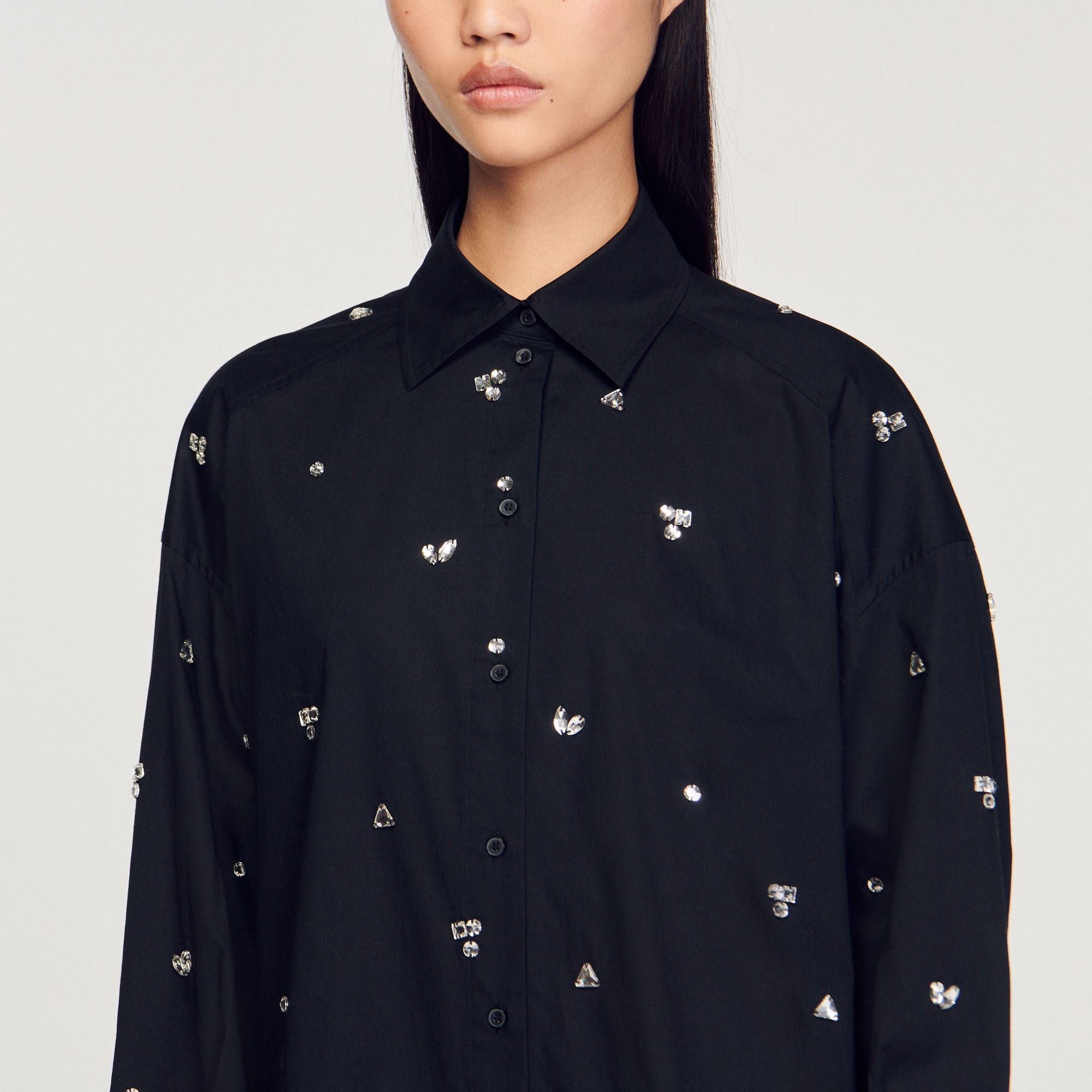Chemise ornee de strass brodes á la main