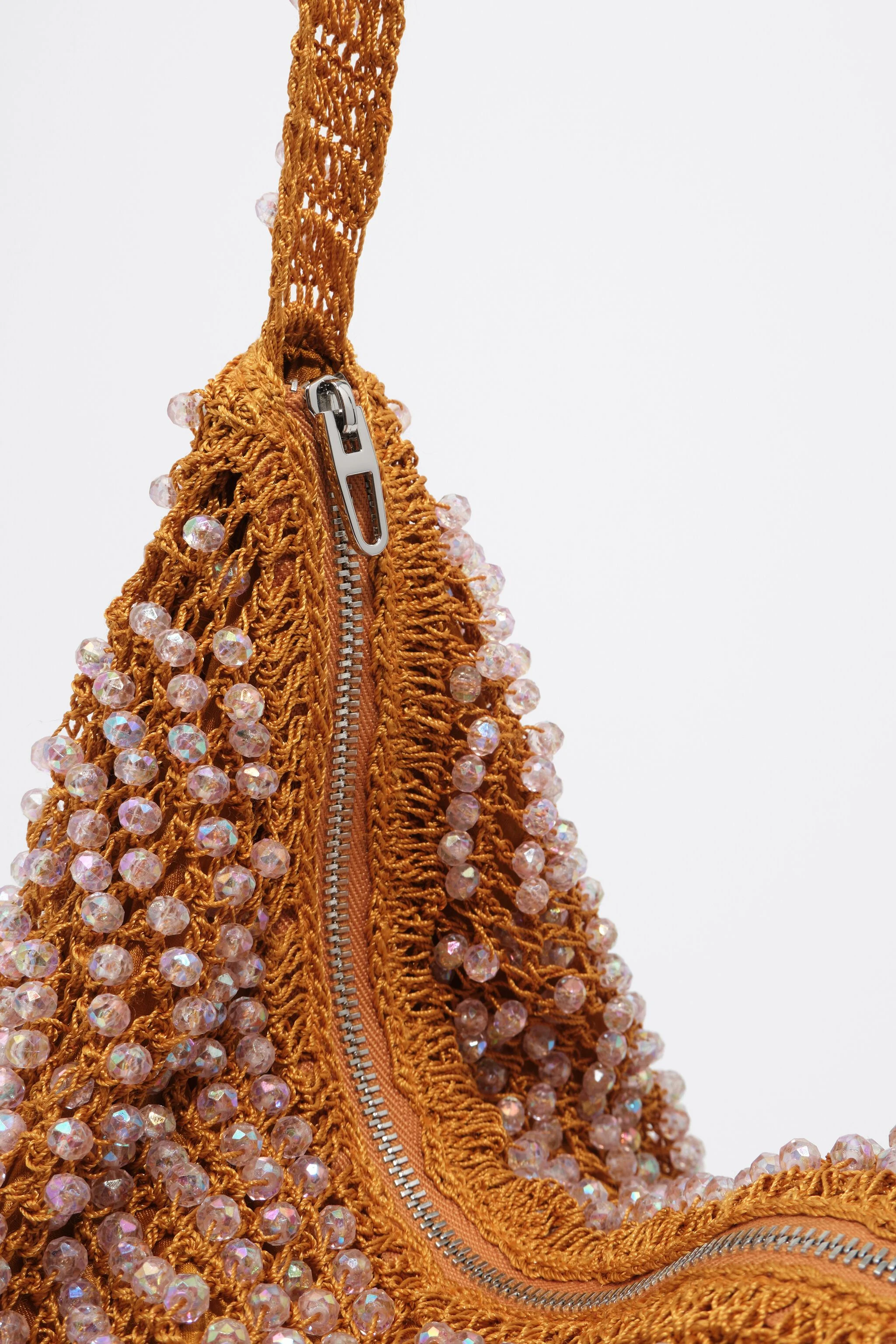 Bolsa média de crochê em tecido com miçangas âmbar.