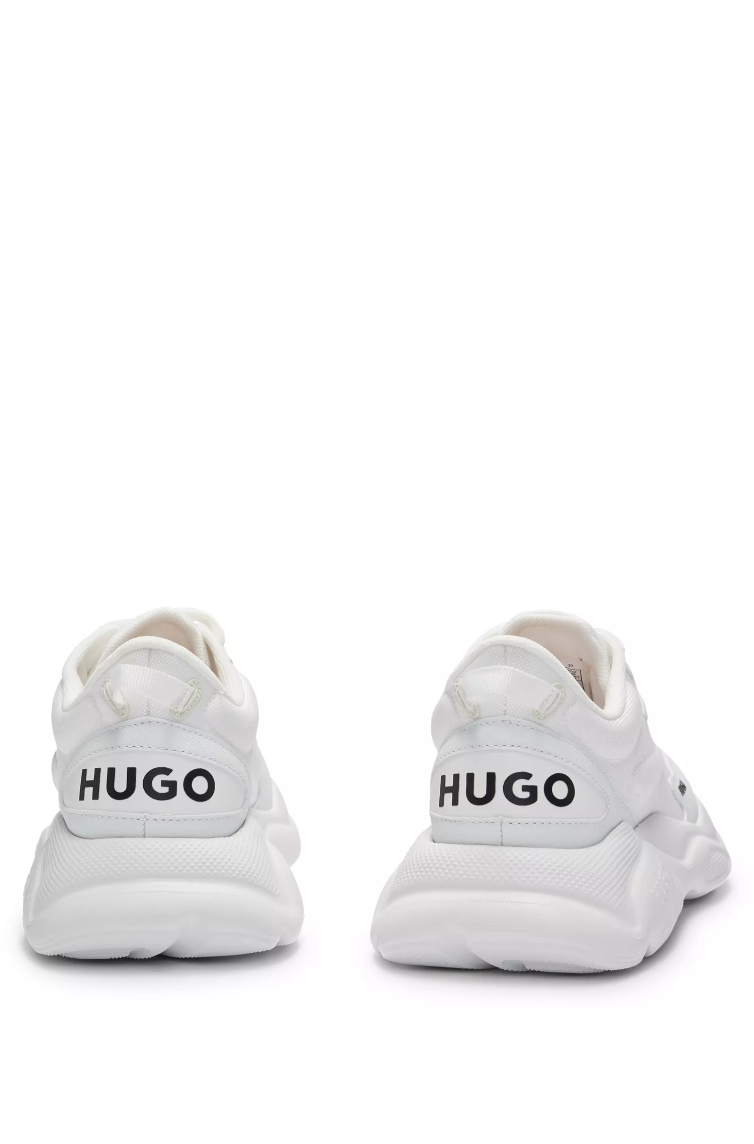 Tênis HUGO vermelho em material misto com logotipos contrastantes.