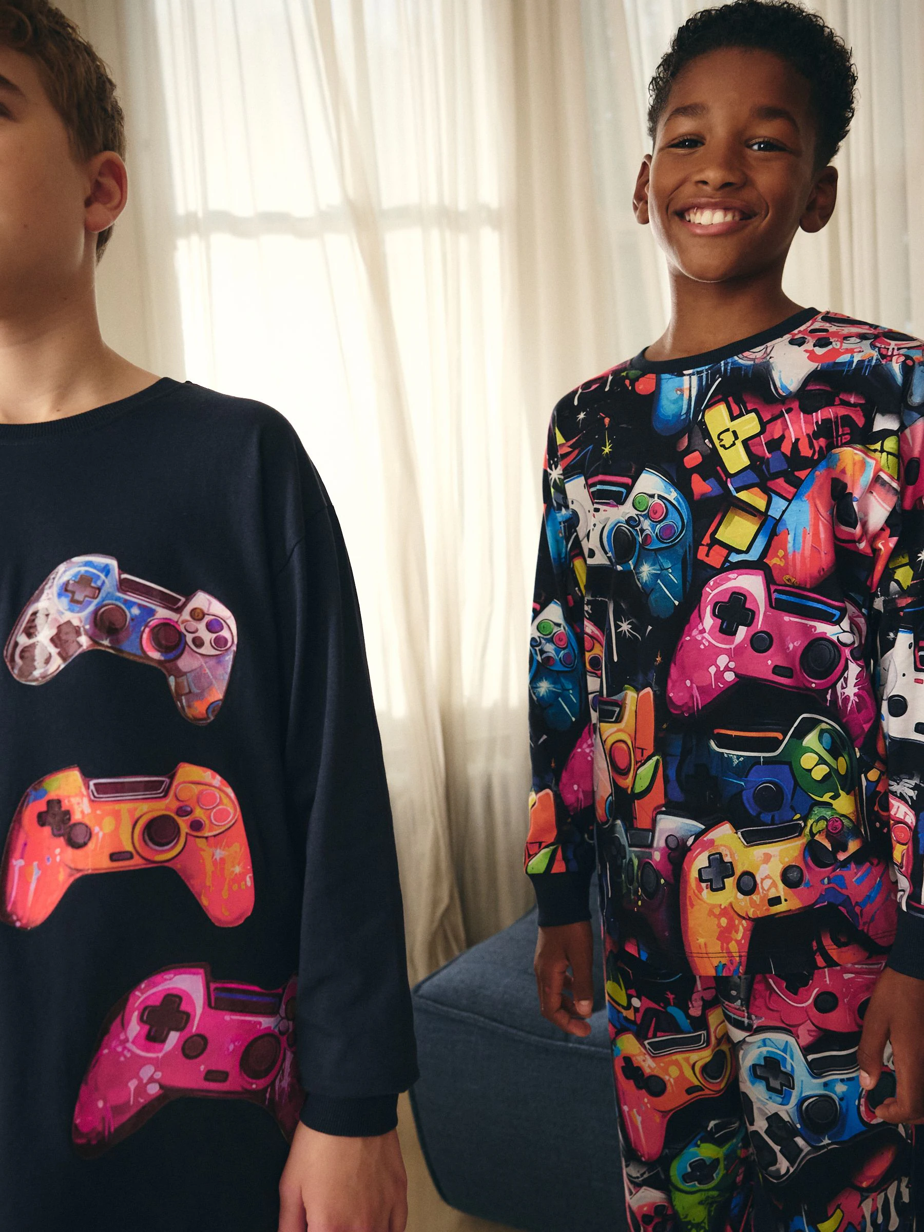 Zwart/roze met gamecontroller - Verpakking van 2 pyjama's met lange mouwen (3-16 jr)