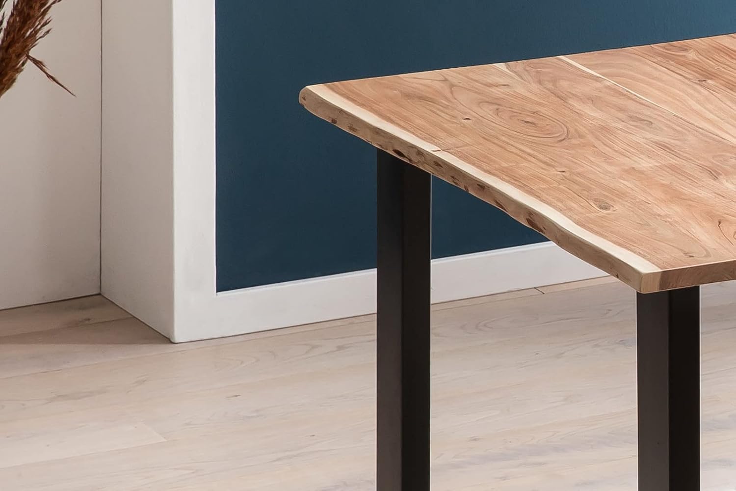 SAM 3-TLG. Essgruppe Quinn | Esstisch mit 2 Stühlen | 80x80 cm | Esstisch mit echter Baumkante | Akazienholz massiv + Naturfarben | U-Gestell Schwarz | 2X Schalenstuhl Grau
