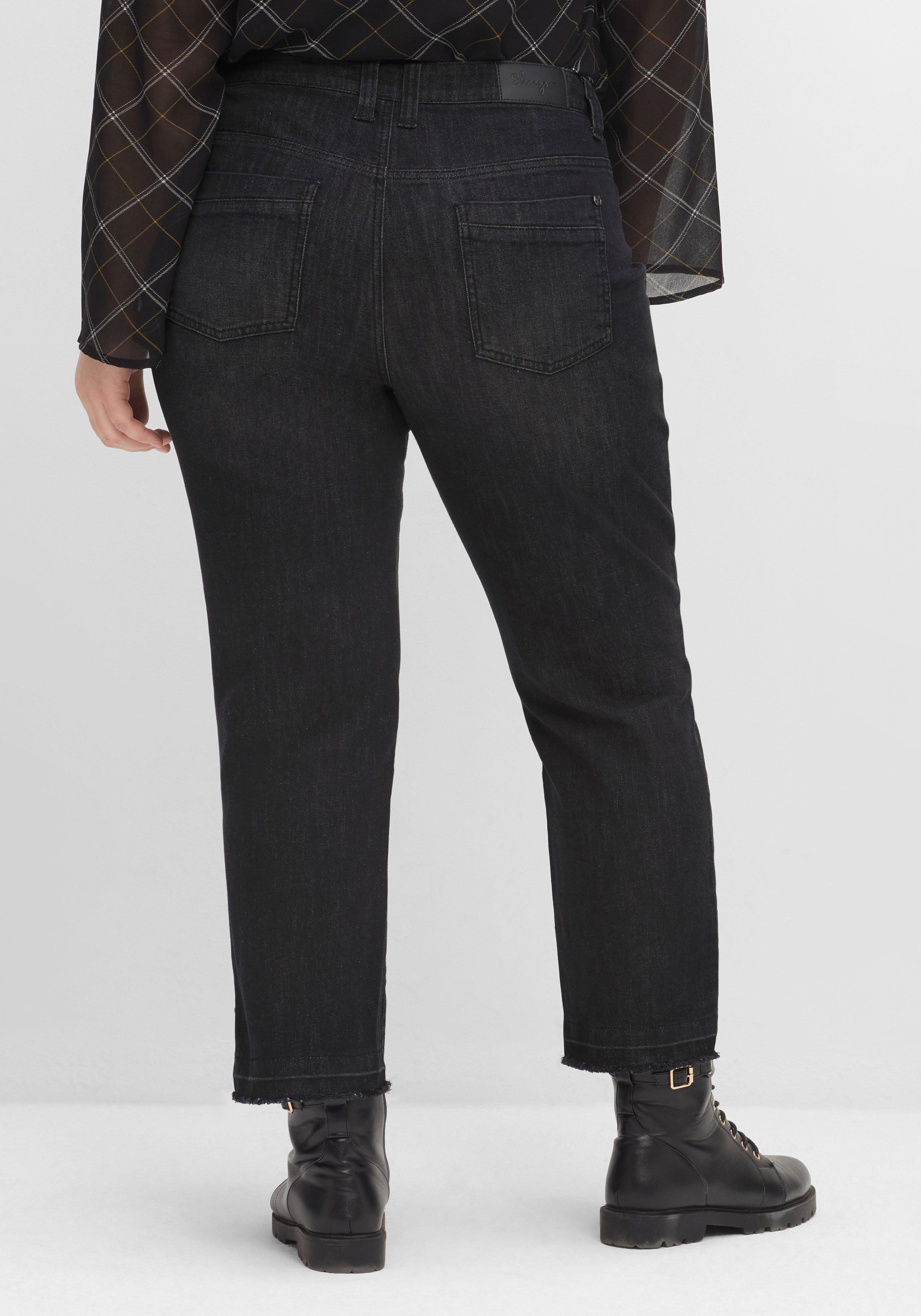 Gerade 7/8-Jeans mit Cut-out und Fransen am Saum