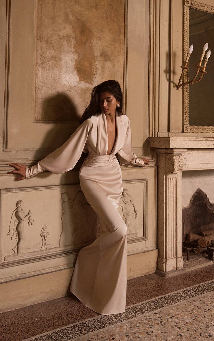 Huître Robe Longue Satinée À Manches Longues Et Décolleté Plongeant Plt Label
