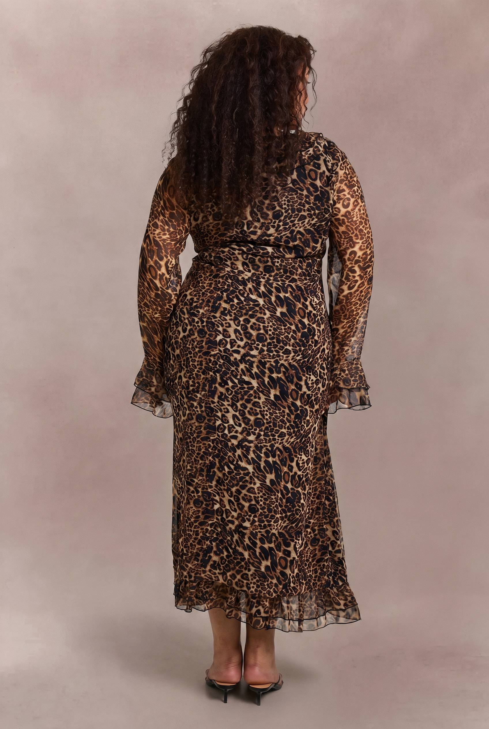 boohoo Robe Mi-Longue Grande Taille en Mousseline Léopard à Volants