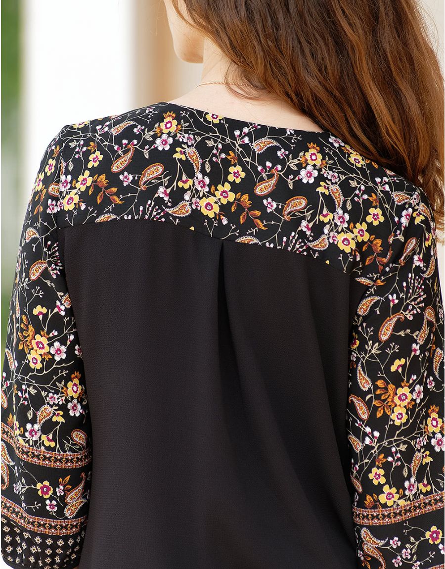 Blouse noire à fleurs
