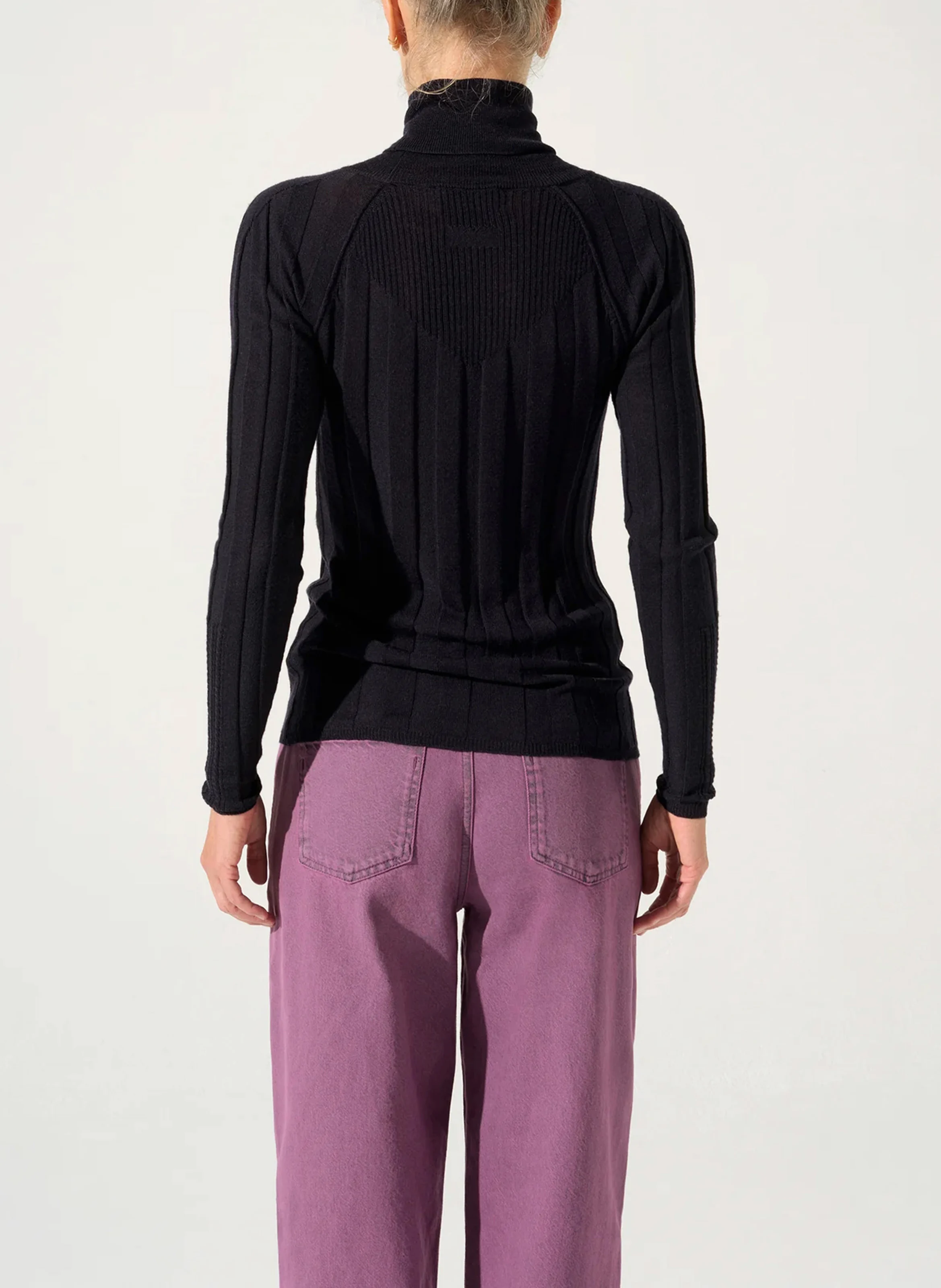 Pull près du corps col roulé en laine| Noir