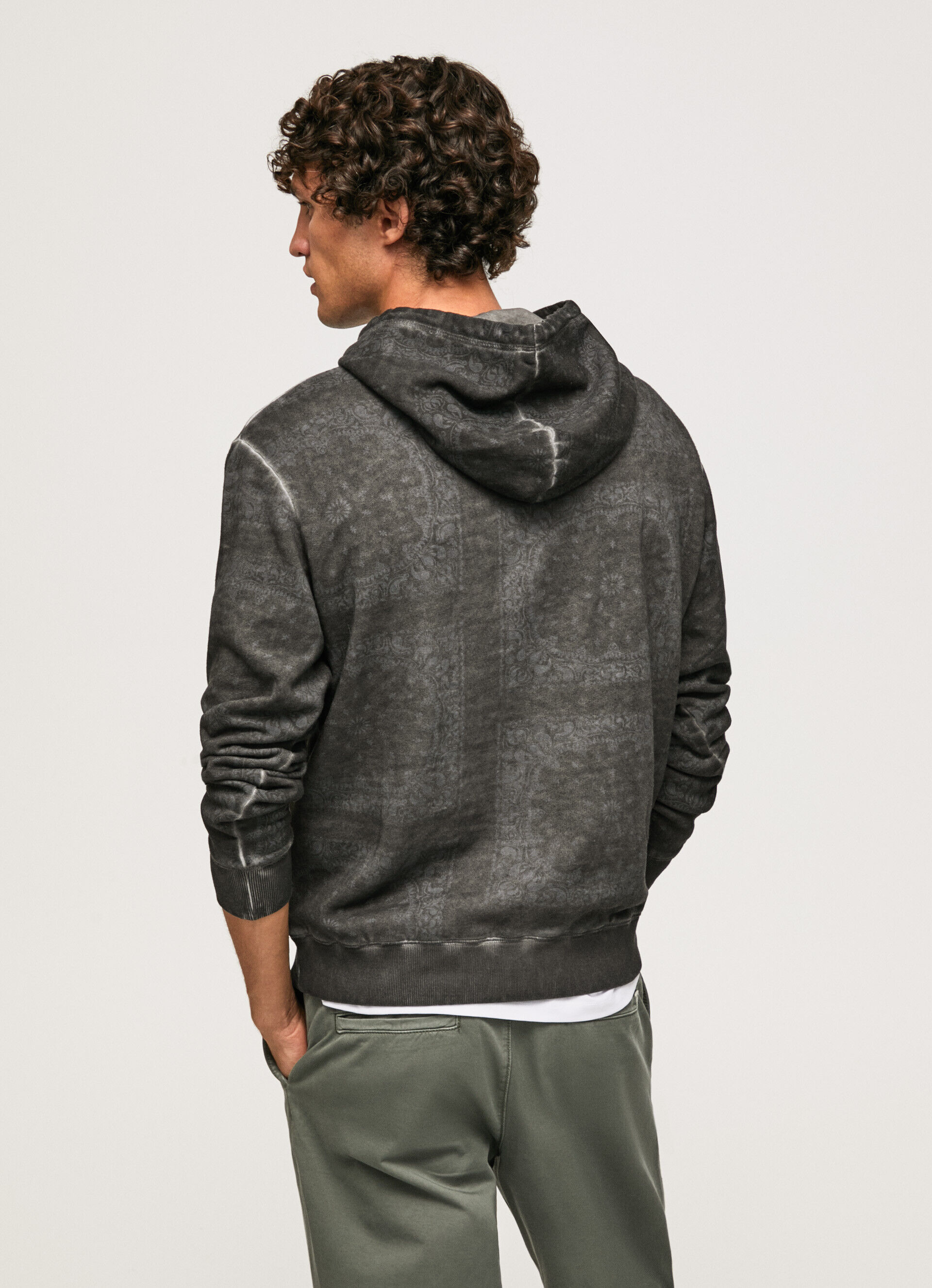MOLETOM DE ALGODÃO COM DETALHE DE BANDANA - preto lavado