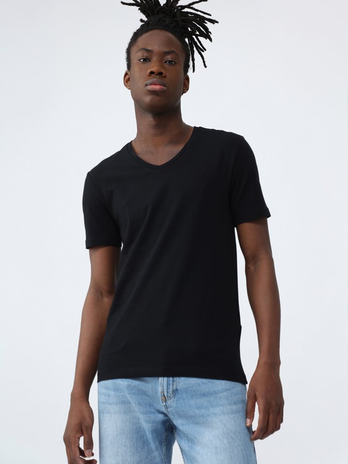 Camiseta slim com decote em V - Preta