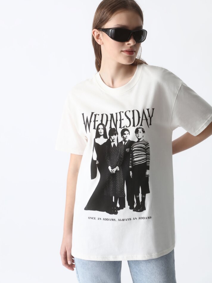 Camiseta WEDNESDAY ñ 2022™MGM Television Entertainment Inc - Bege