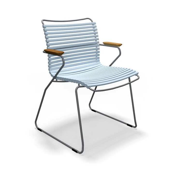 HOUE - CLICK Outdoor Dining Armlehnstuhl mit niedriger Lehne, dusty light blue