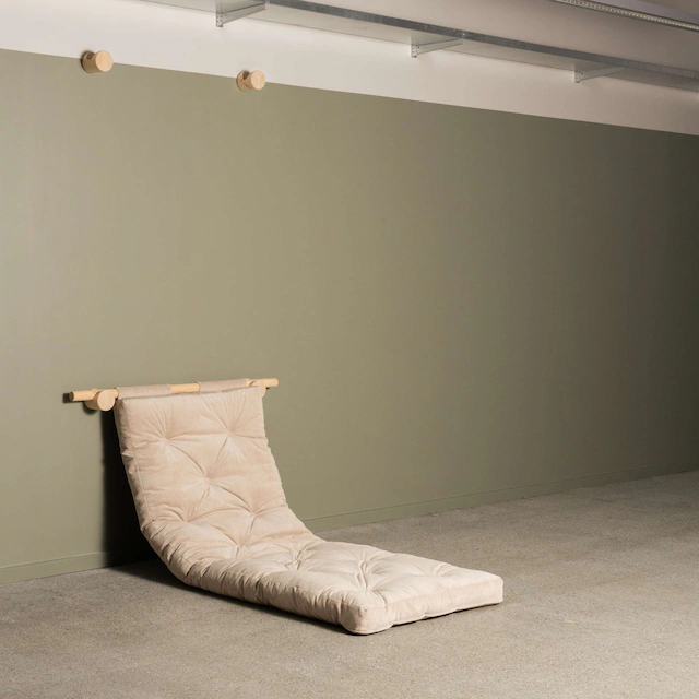 Karup Design Schlafsofa »Hooked Sofa Bed / Sleeper Chair – Sitz- oder Schlafplatz, platzsparend« Futonmatratze inkl. Halterungsset aus FSC®-zertifiziertem Massivholz