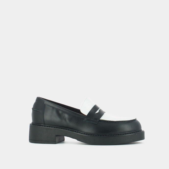 Mocassins à semelles épaisses  en cuir glacé noir et blanc