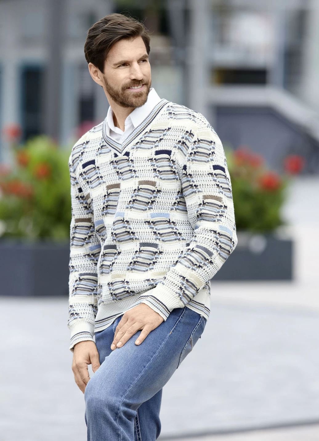 Modischer V-Pullover mit Intarsienmuster