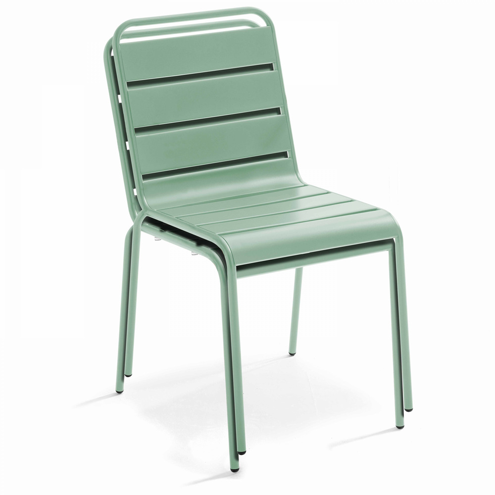 Chaise en métal vert sauge