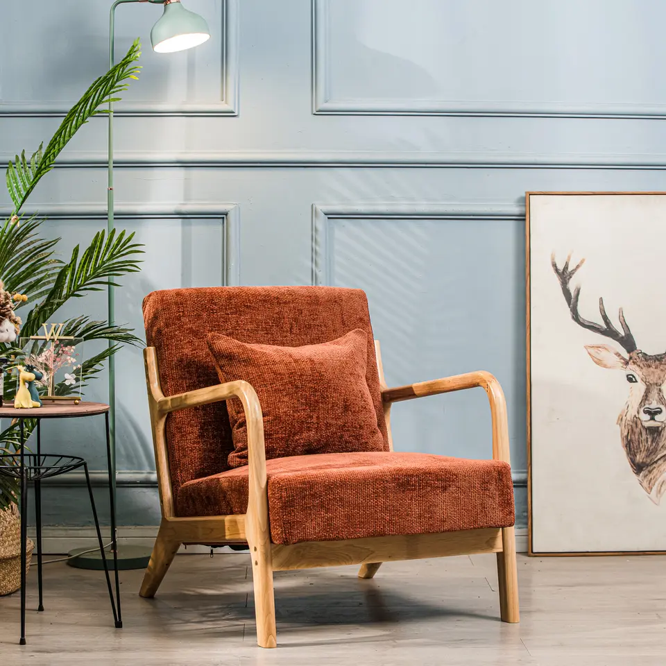 Fauteuil van massief hout en terracotta stof
