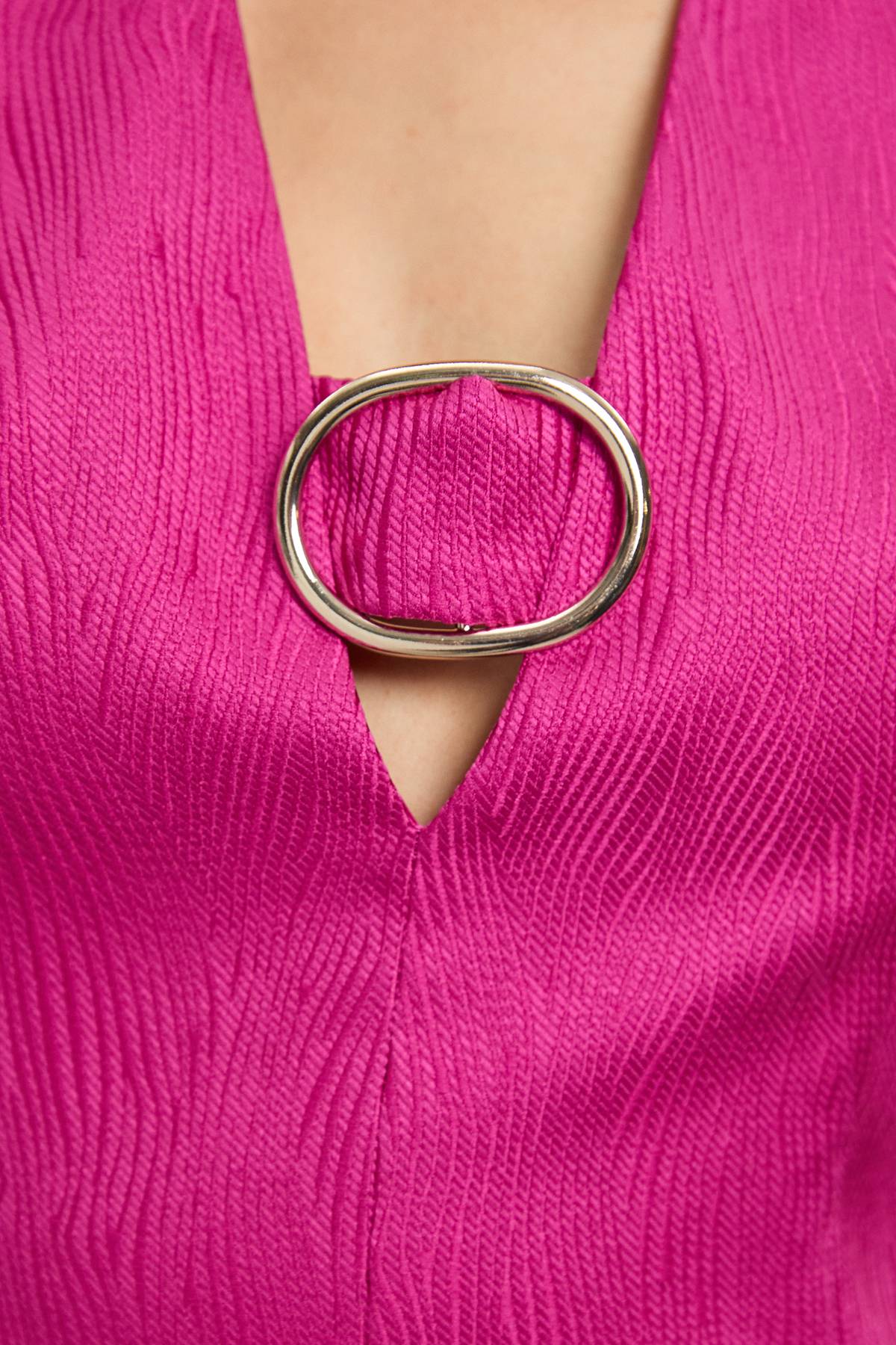 KarenMillen Robe Courte Cintrée À Encolure En V Ornée D'un Détail Et Manches Bouffantes
