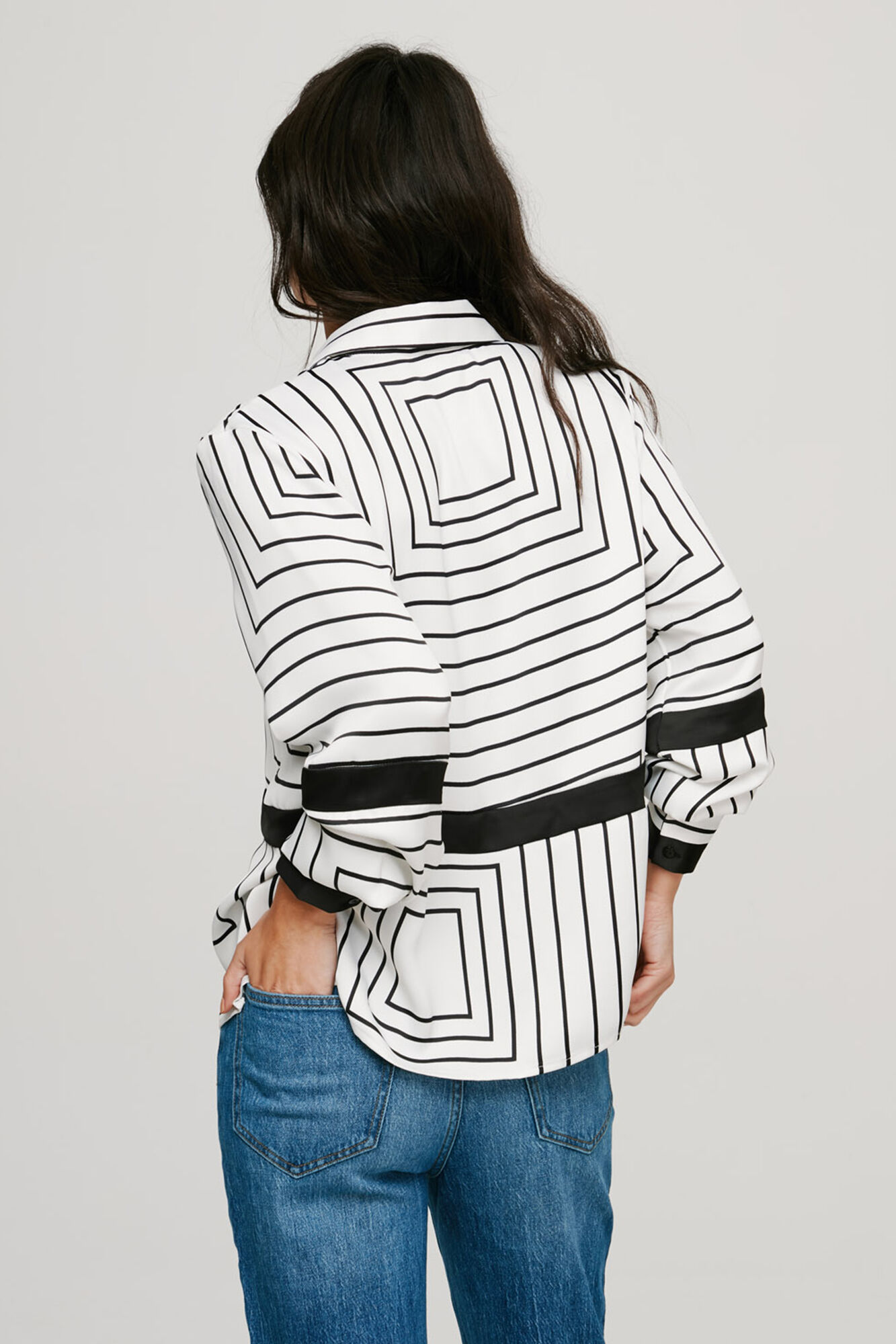 Blusa preta e branca - Cinza