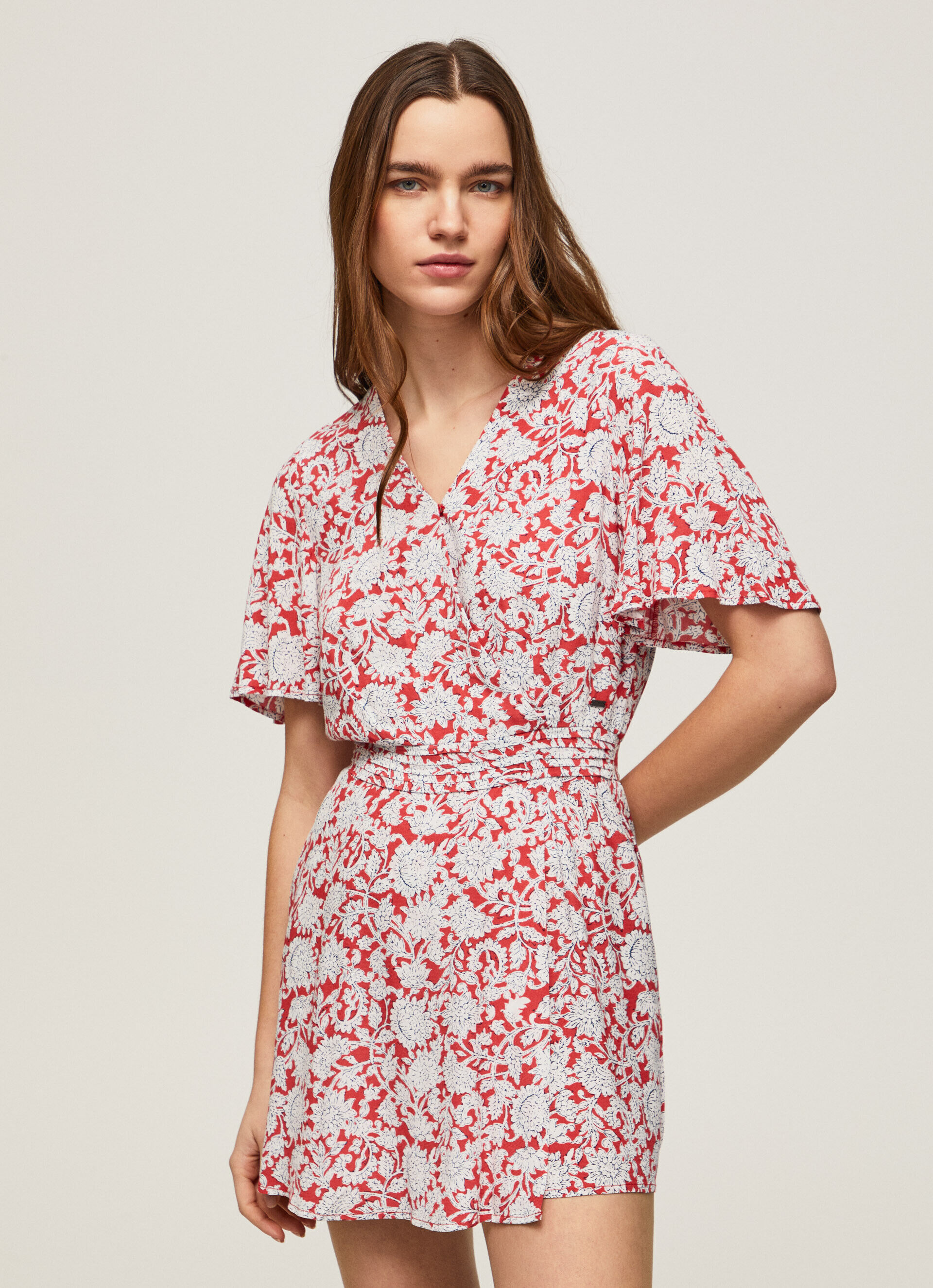 Macacão curto com estampa floral - Multicolorido