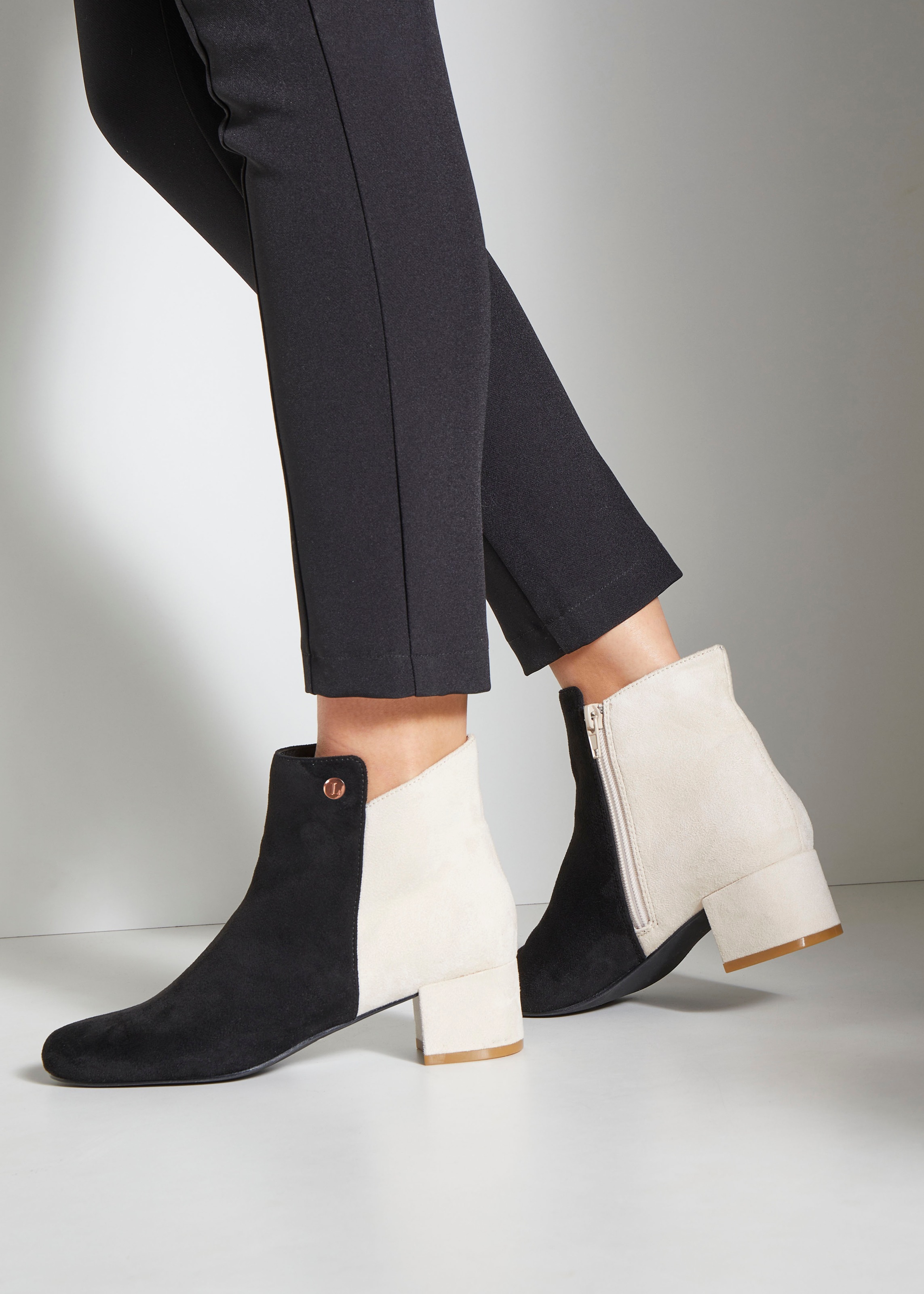 LASCANA Stiefelette  mit raffiniertem Detail und Blockabsatz, kurzer Stiefel VEGAN
