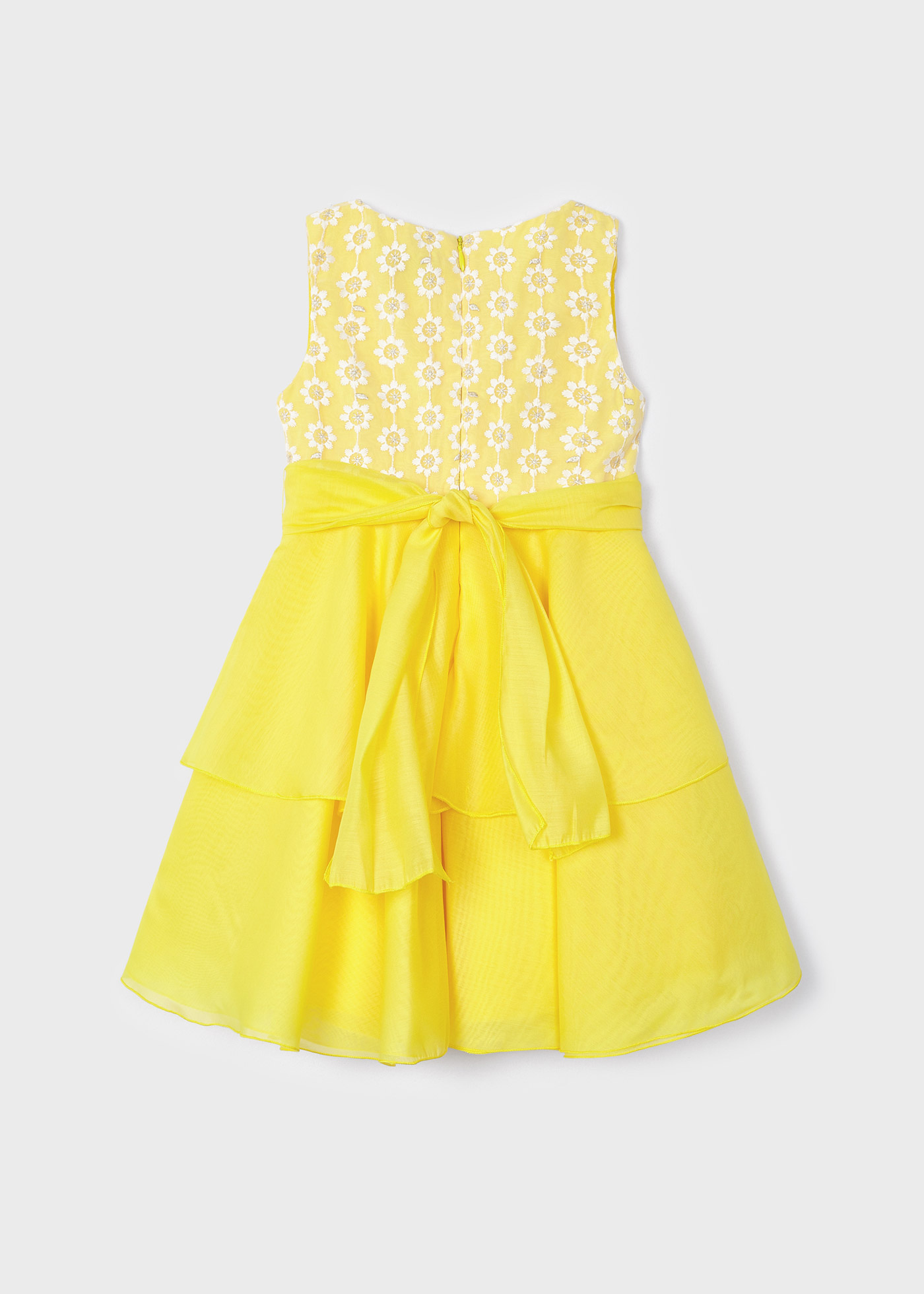Vestido com saia franzida e bordado para menina