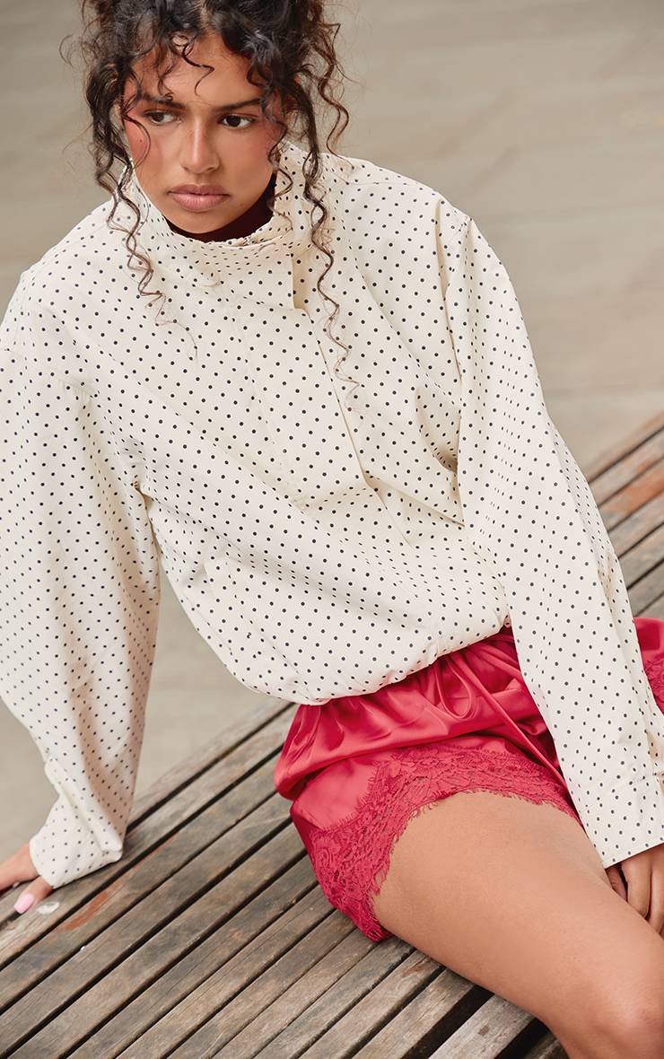 Rouge Short En Satin Avec Cordon De Serrage Et Bordure En Dentelle