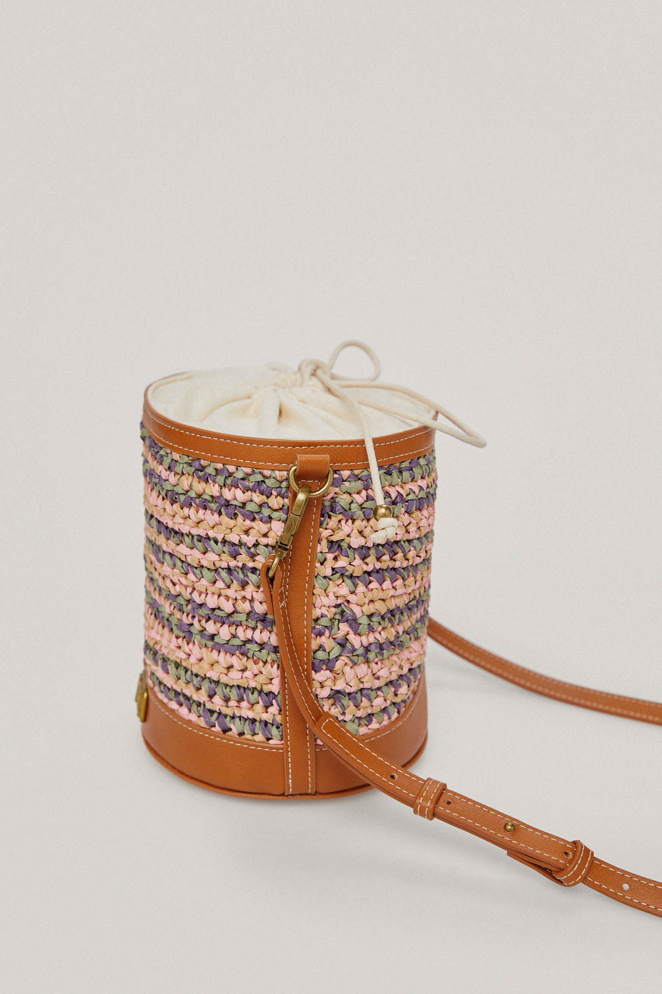 Bolsa tipo balde em ráfia multicolorida - Várias cores