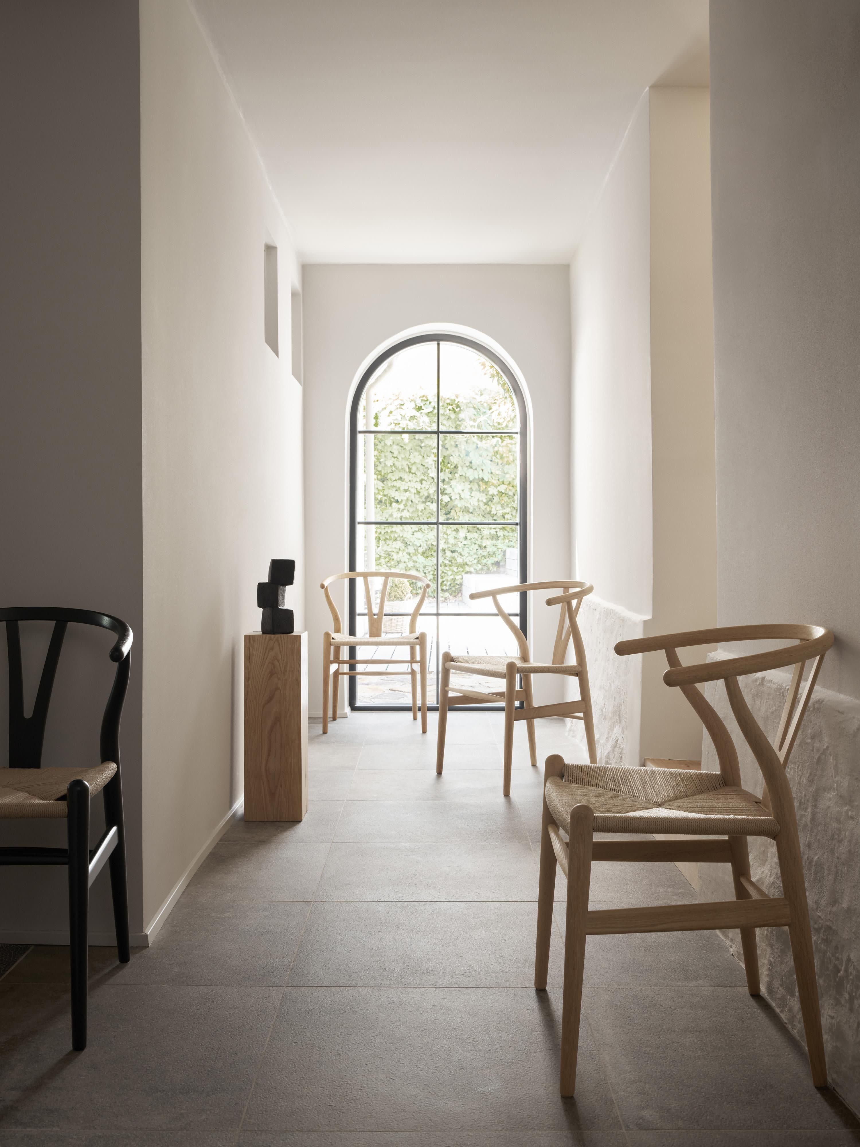Houten stoel CH24 Wishbone Chair met handgevlochten zitvlak