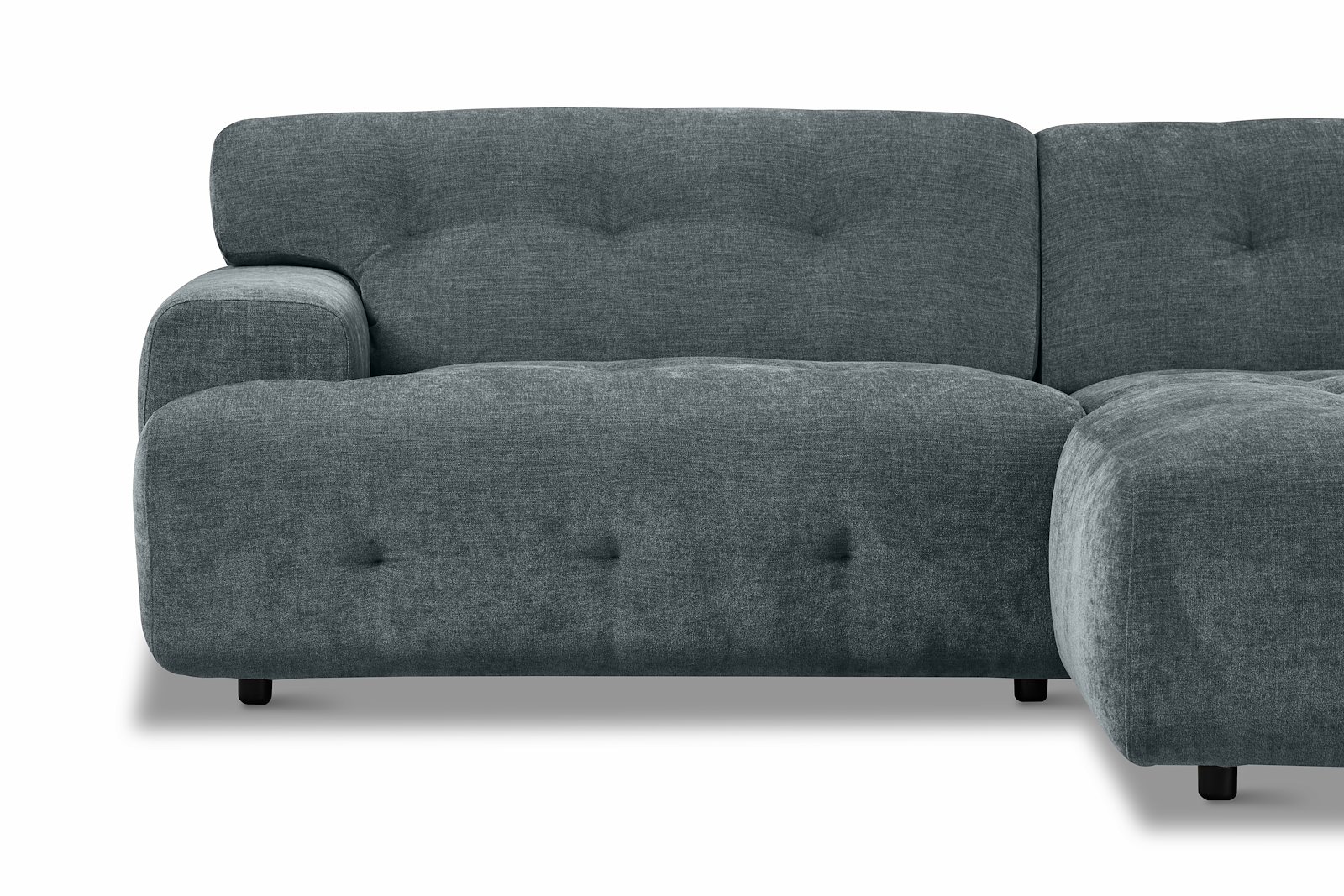 Bob sofa 1,5-seter med sjeselong høyre. Tekstil City 72 Blue Grey med sorte ben.