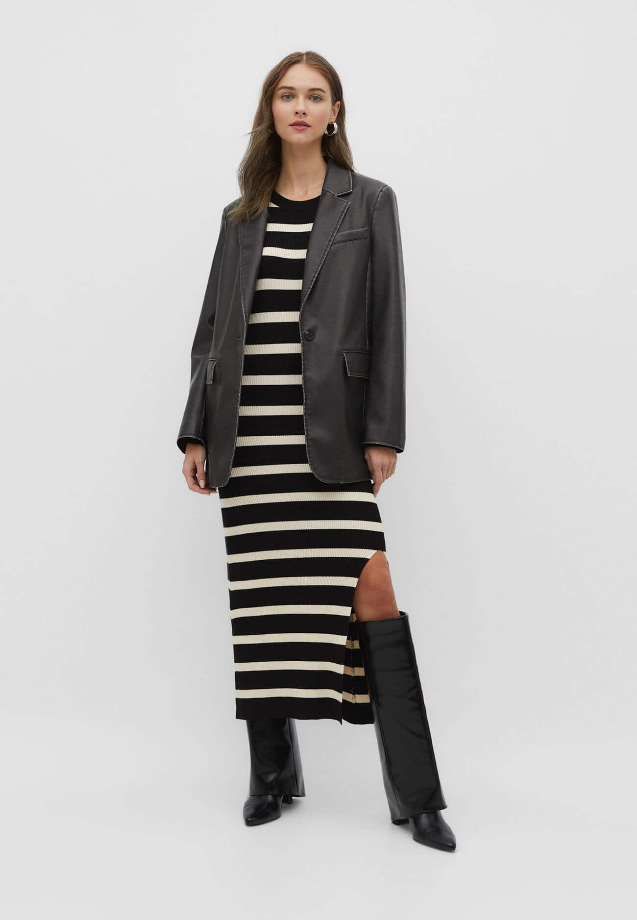 Vestido longo listrado de tricô grosso com fenda