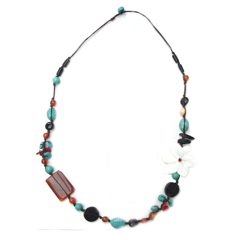 Collier en fil de soie et pierres naturelles, avec fleur blanche