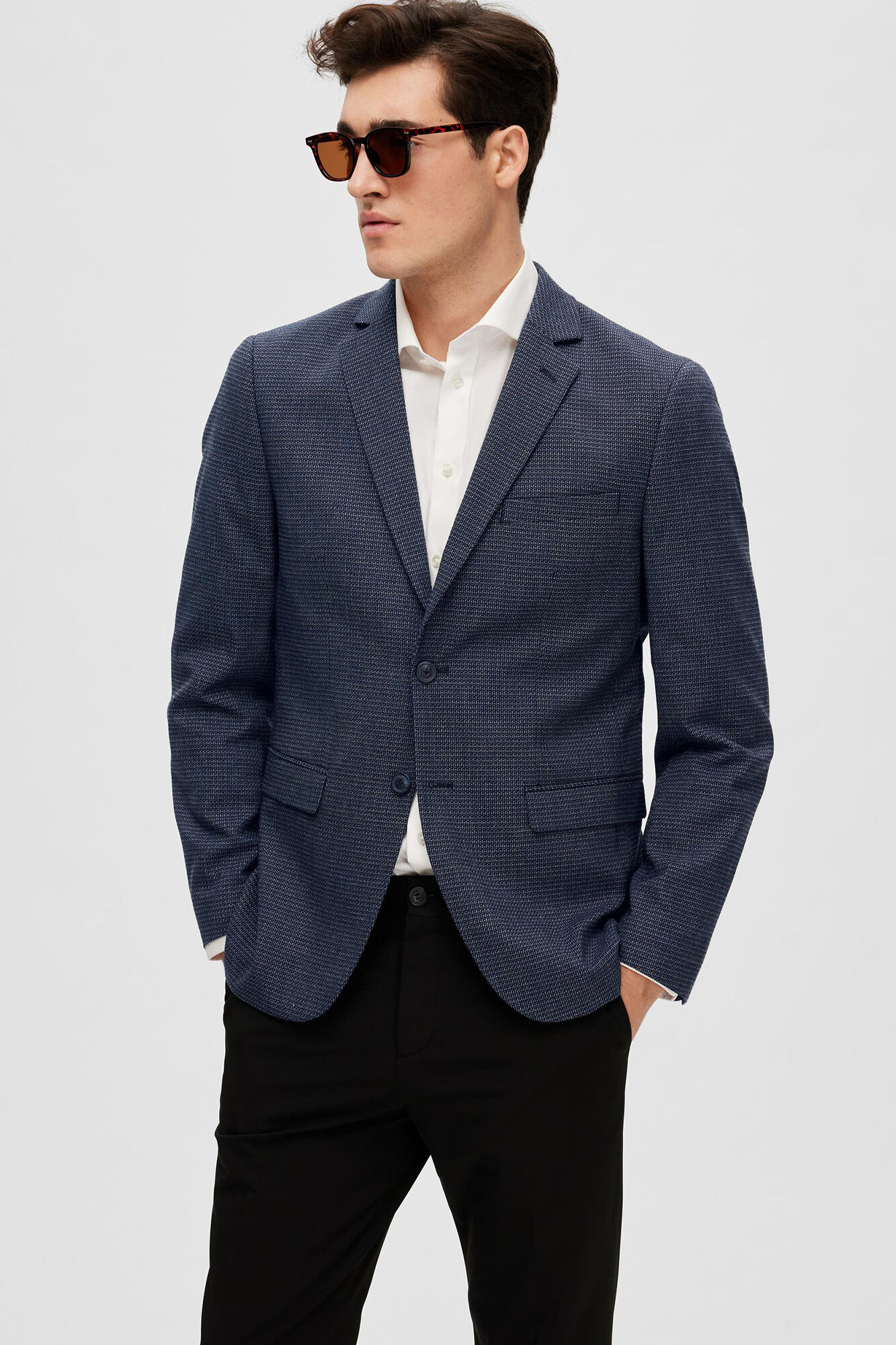 Blazer estruturado de corte slim, confeccionado com materiais reciclados - Azul marinho